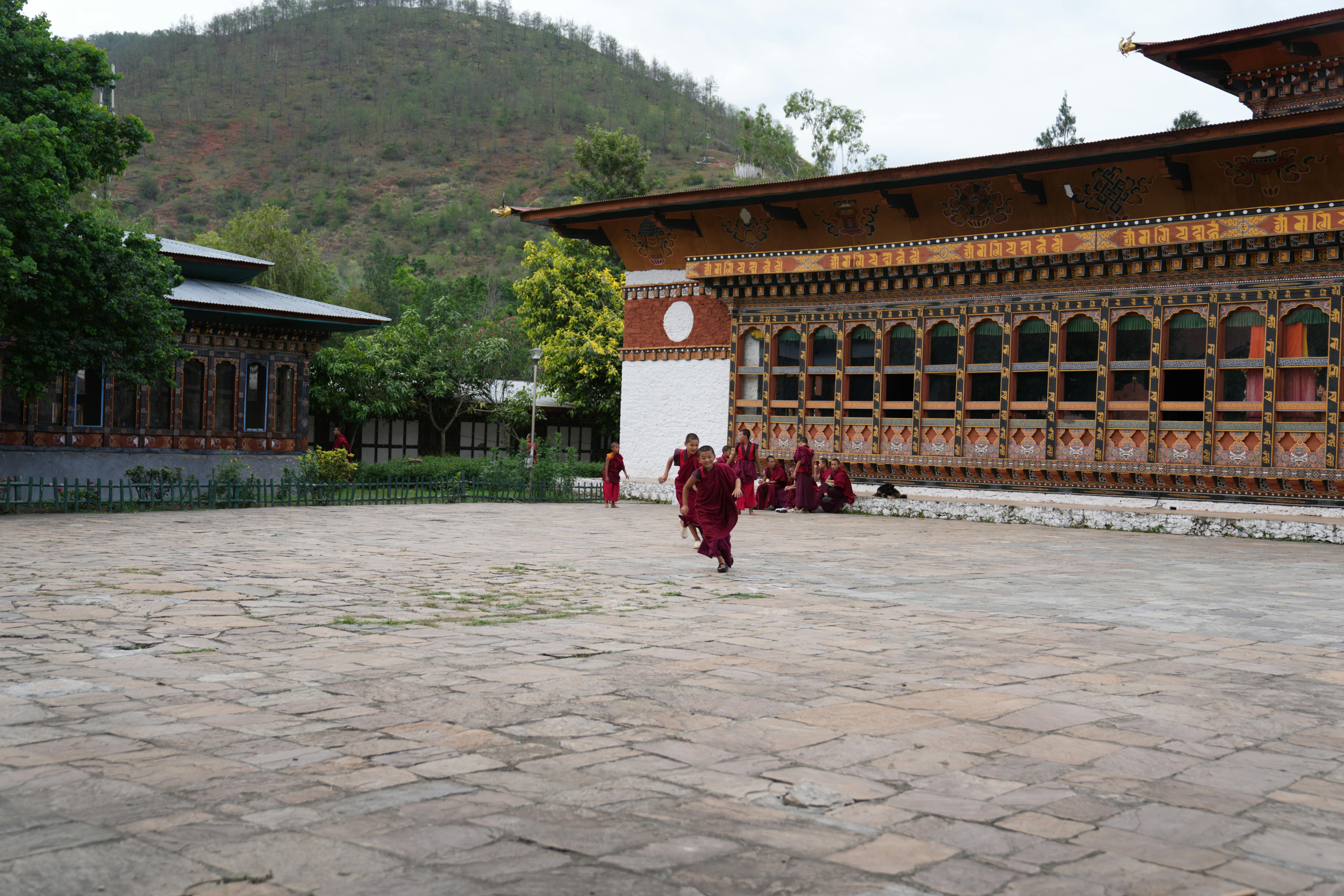 I bambini giocano nel cortile della scuola monastica Phochu Dumra, in Bhutan