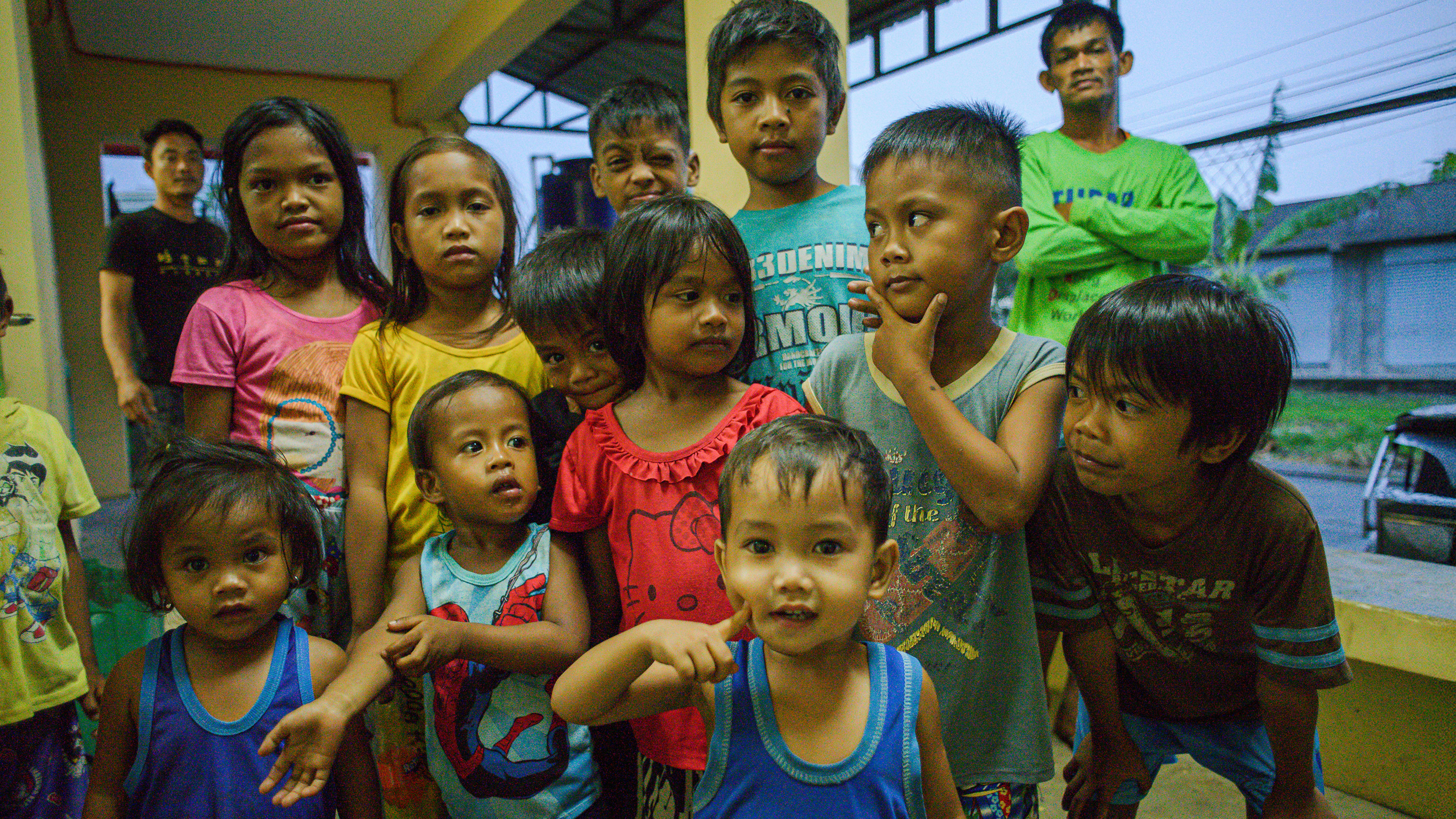 Filippine - I bambini soggiornano nella scuola elementare Reserva con la sua famiglia a Baler, Aurora, mentre la provincia si prepara all'impatto del super tifone Uwan (nome internazionale: Fung-wong) il 9 novembre 2025.