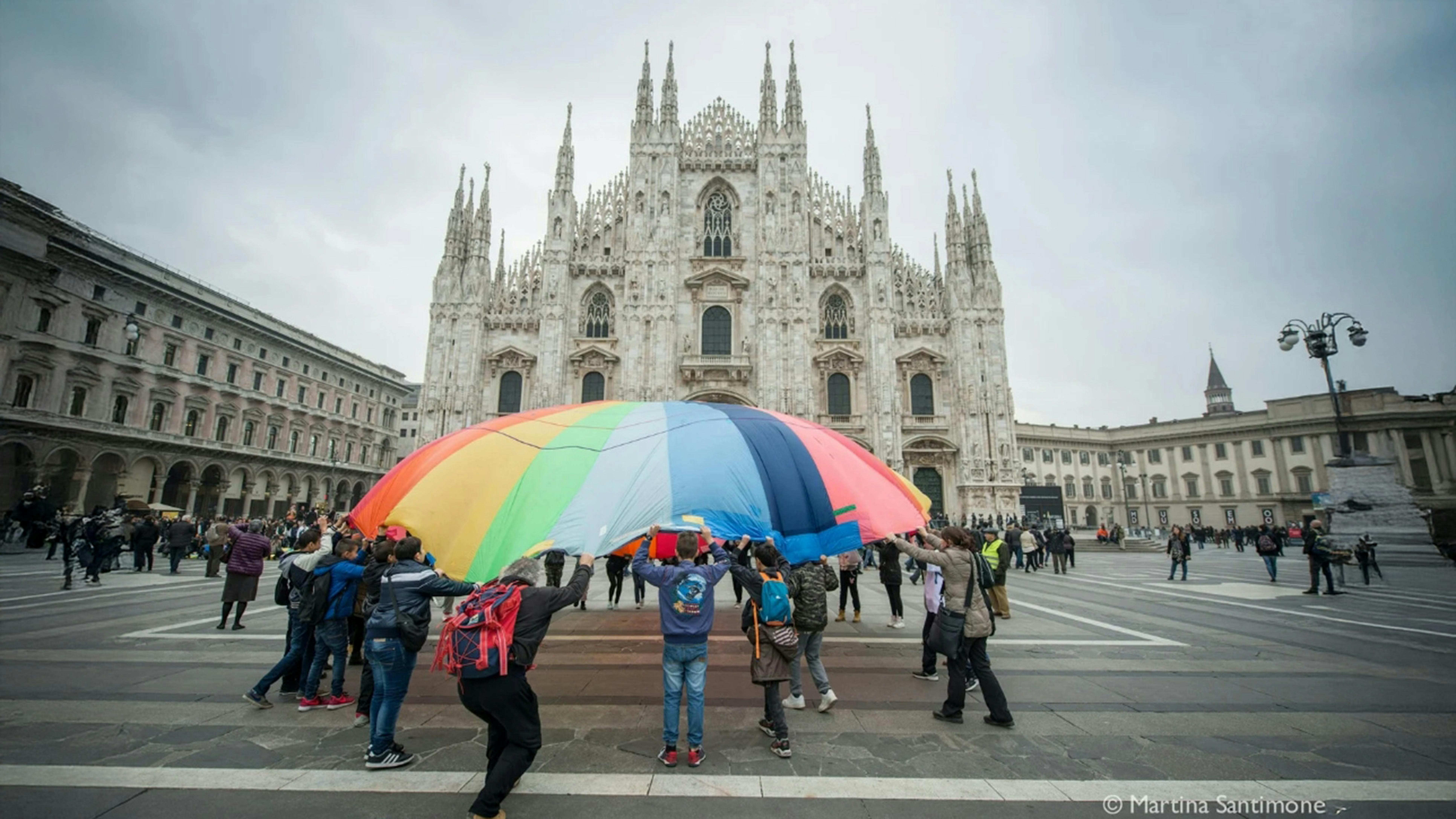 Ragazzi in piazza a Milano © Martina Santimone