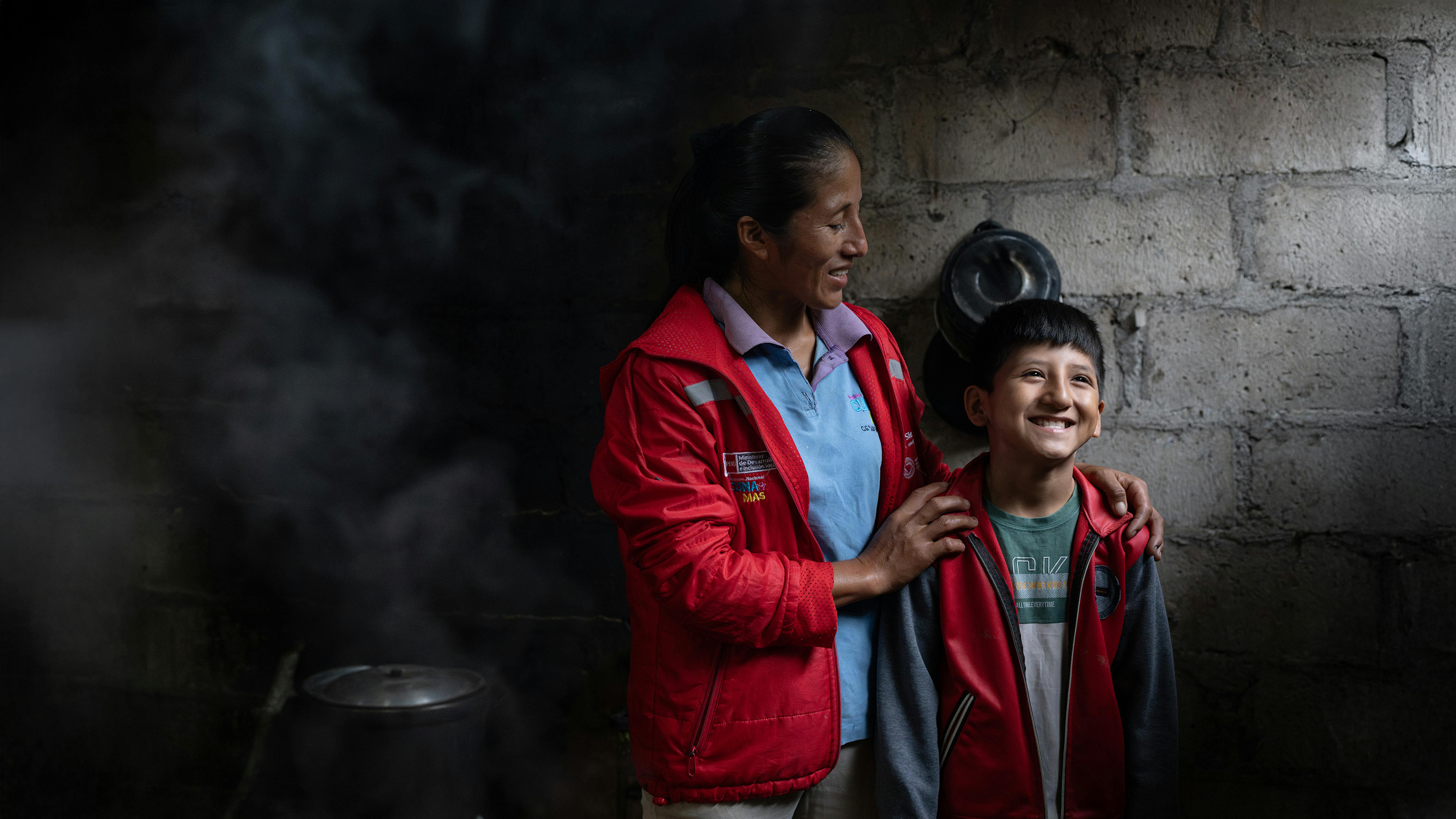 Hansel Mauricio Zárate e sua madre, Nayci Zárate Rojas, posano per un ritratto nella loro casa ad Ayacucho, in Perù, il 7 settembre 2025.