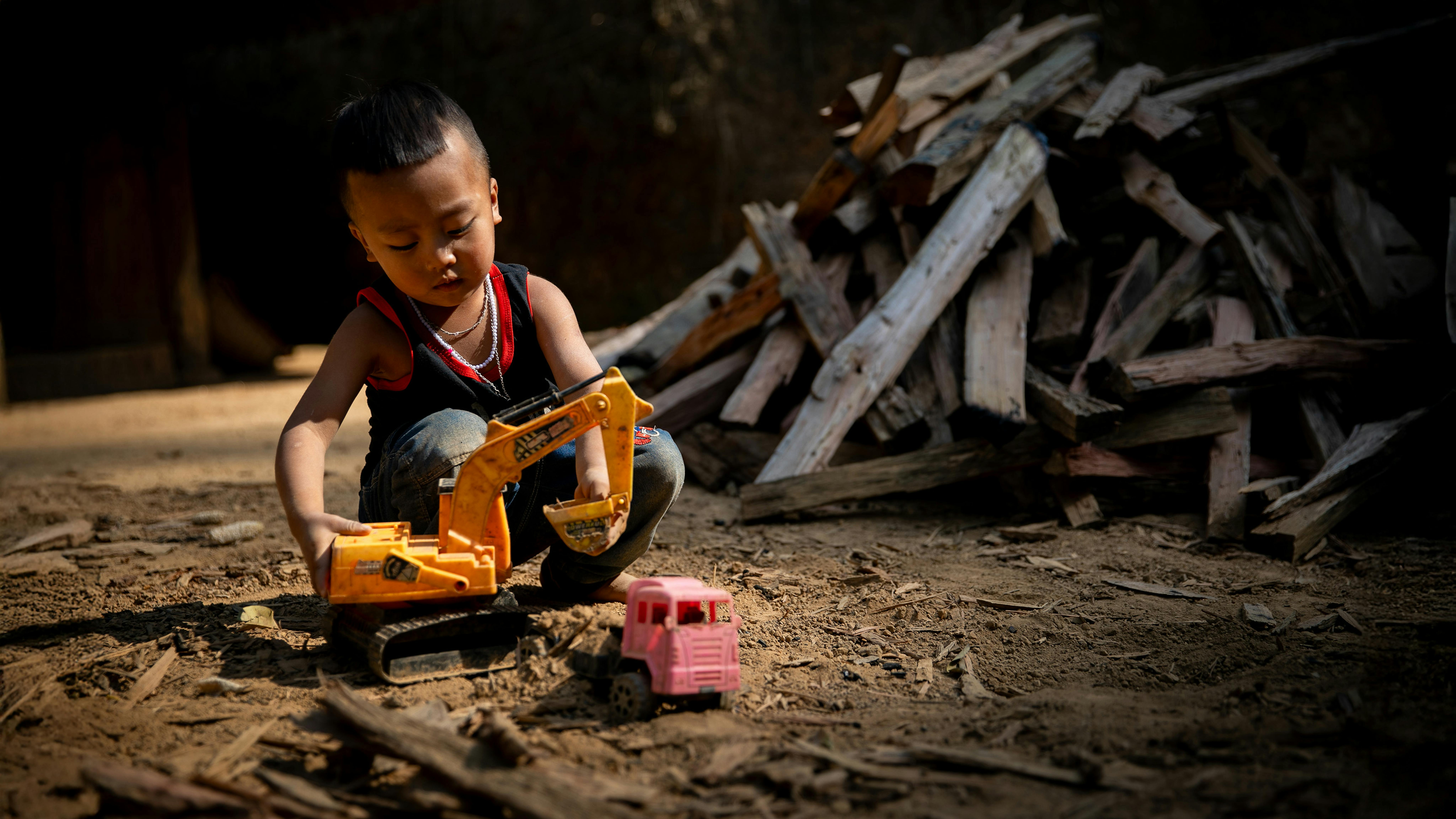 Mùa Tuấn Cường, 3 anni, gioca a casa nel villaggio di Nà Nếnh B, comune di Pú Hồng, distretto di Điện Biên Đông, provincia di Điện Biên.