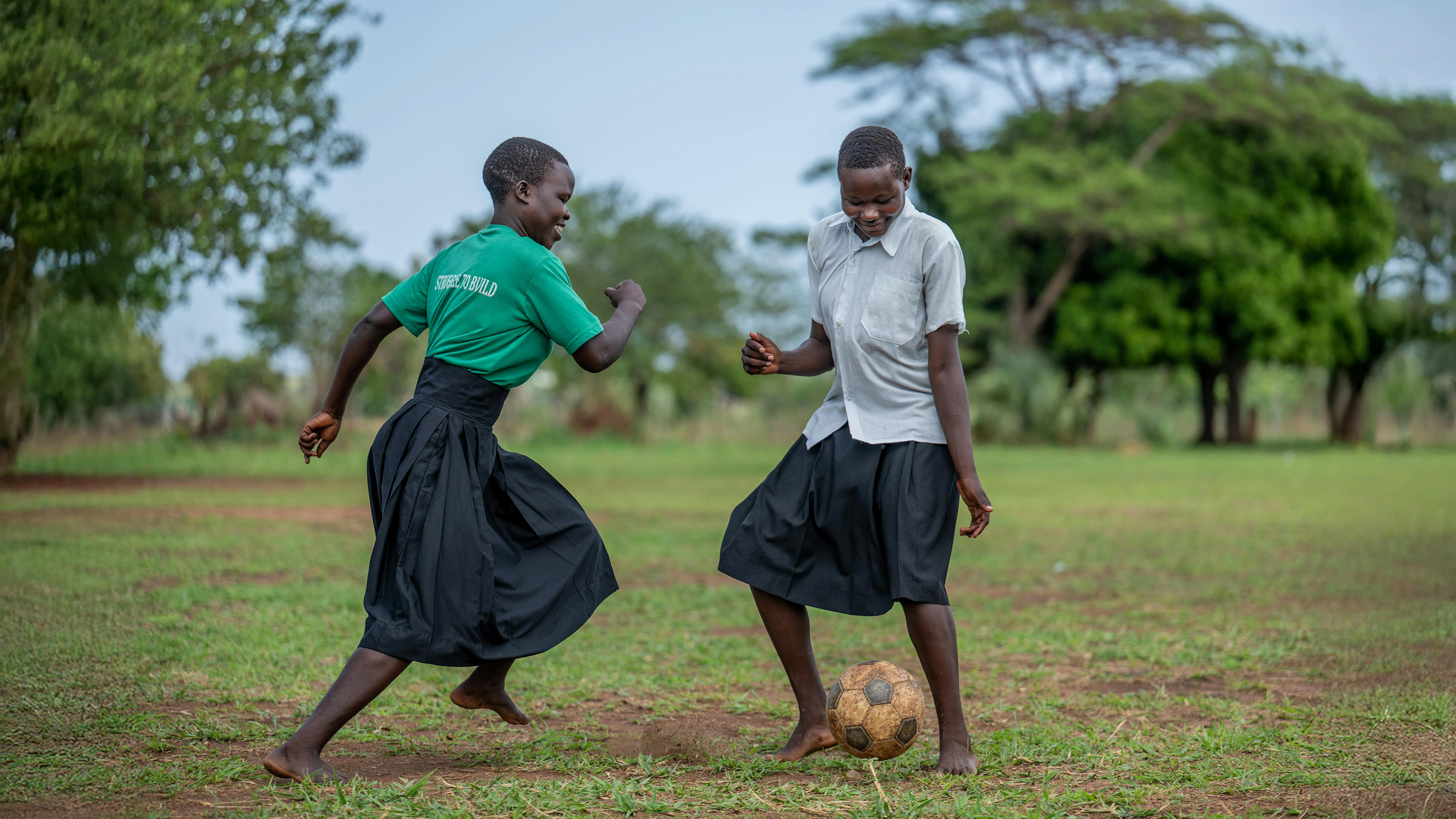 Uganda - Ragazze della scuola secondaria Palabek che giocano a calcio