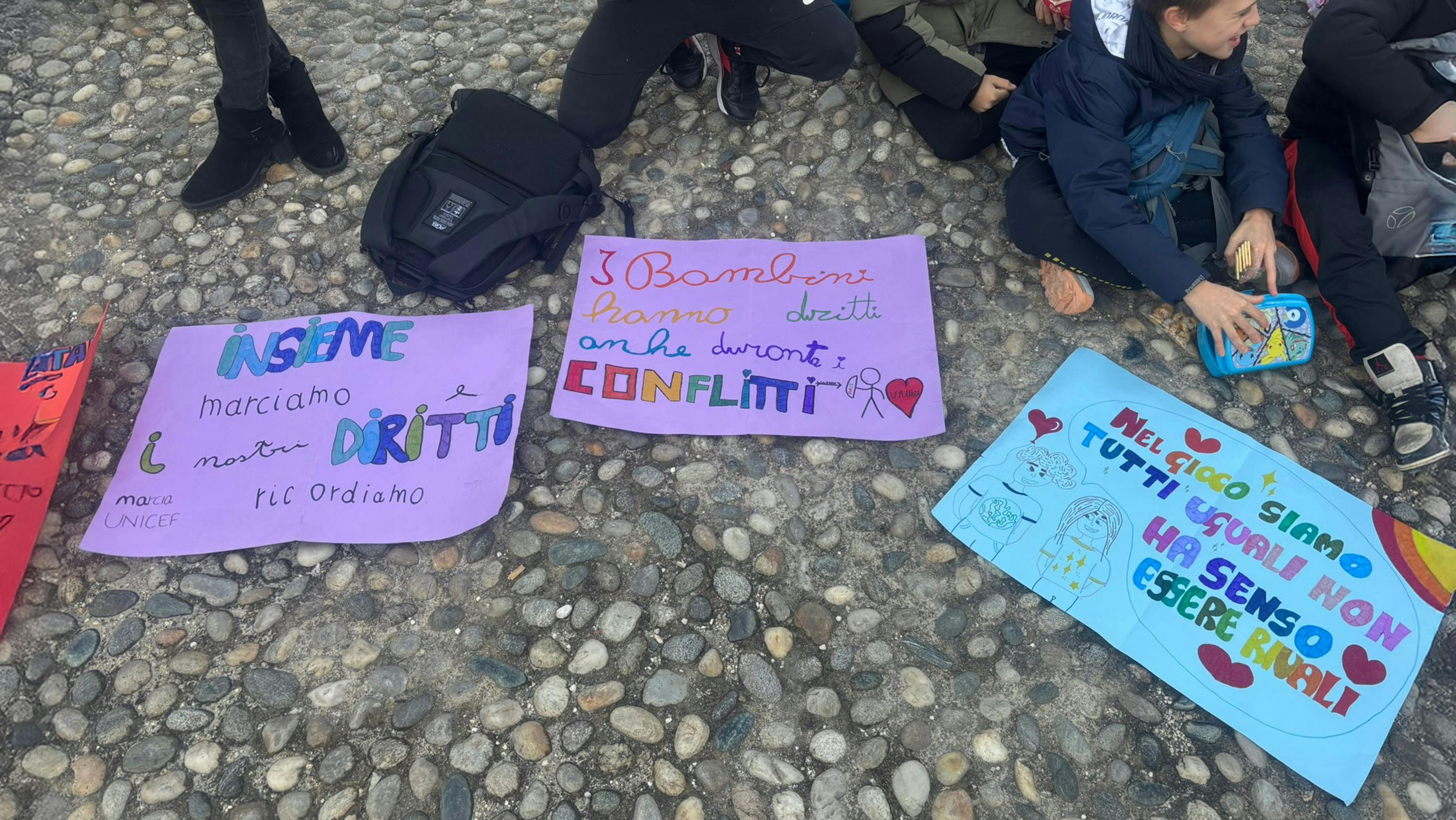 Cartelli colorati per la marcia dei diritti dei bambini di Milano
