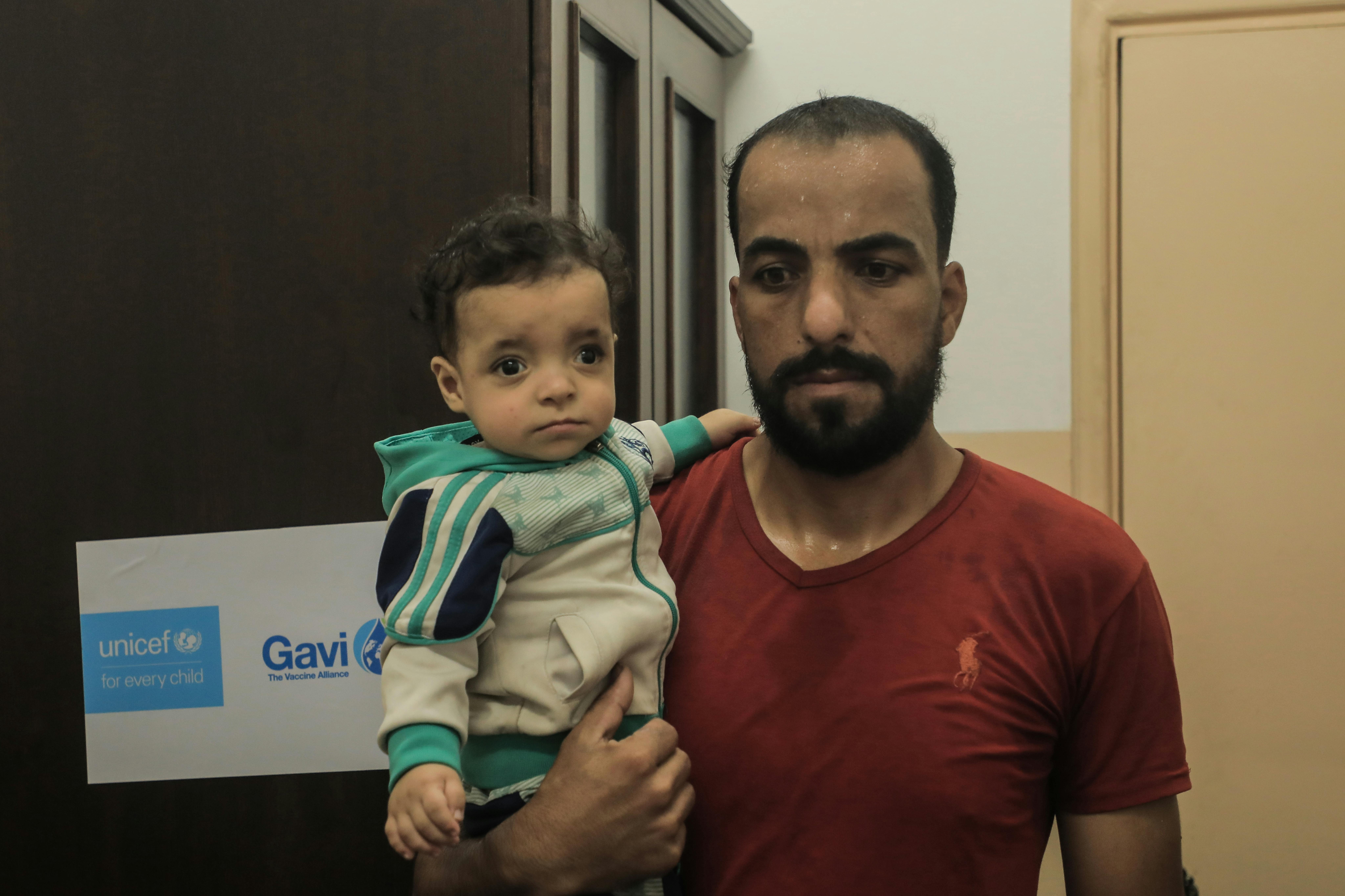 © UNICEF/UNI897372/Nateel -Dopo due anni di interruzione dei servizi sanitari, il 9 novembre 2025 l'UNICEF e i suoi partner hanno lanciato una campagna di vaccinazione di recupero nella Striscia di Gaza, per raggiungere oltre 44.000 bambini che non hanno ricevuto le vaccinazioni di routine.