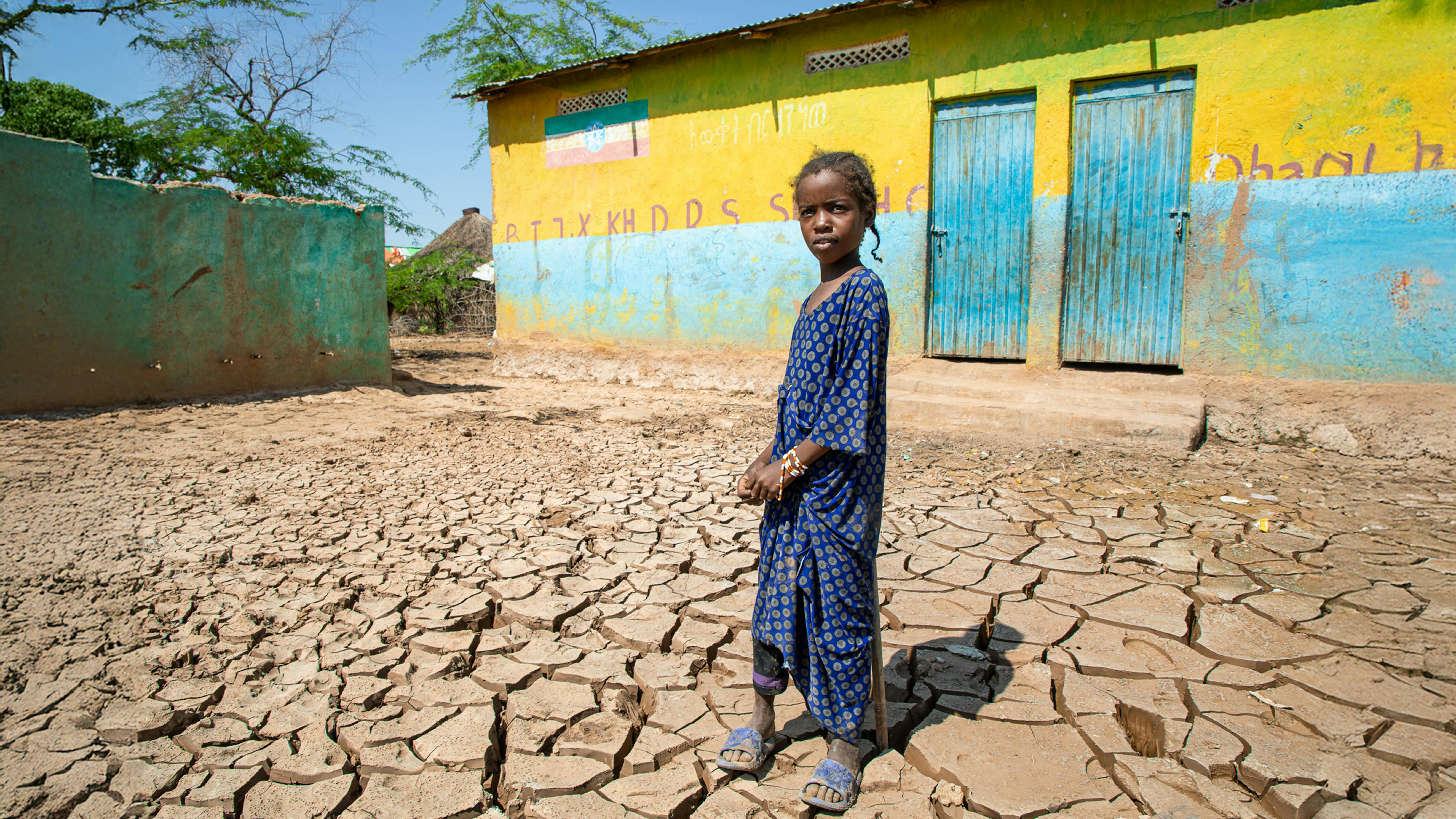 I sogni di Bintu sono in pausa. perché lo scorso ottobre, violente inondazioni nella regione somala dell'Etiopia hanno chiuso la sua scuola, mettendo a rischio il suo sogno