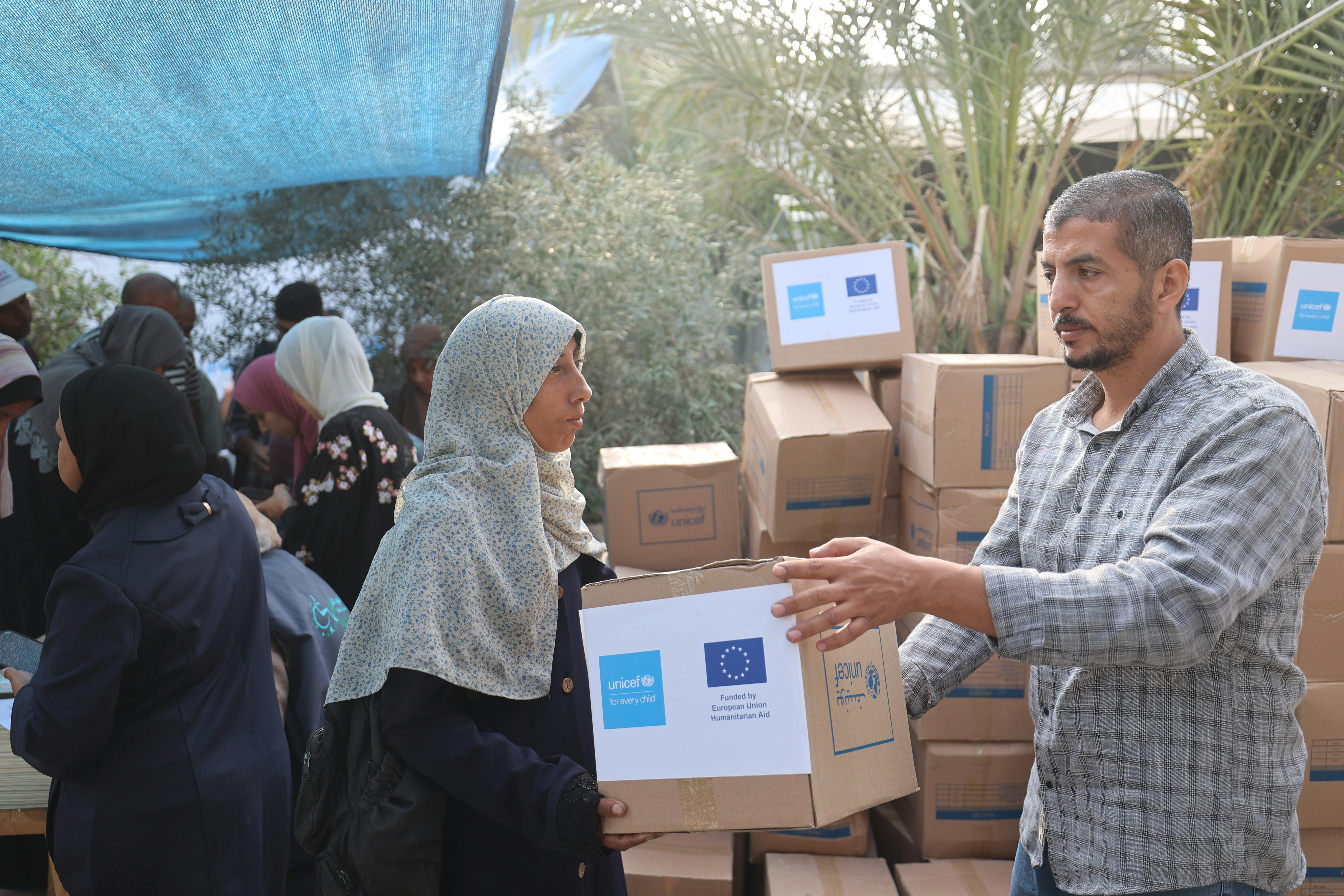 Deir Al Balah, il 5 novembre 2025, mentre le temperature iniziano a scendere l'UNICEF distribuisce i pacchi di aiuti