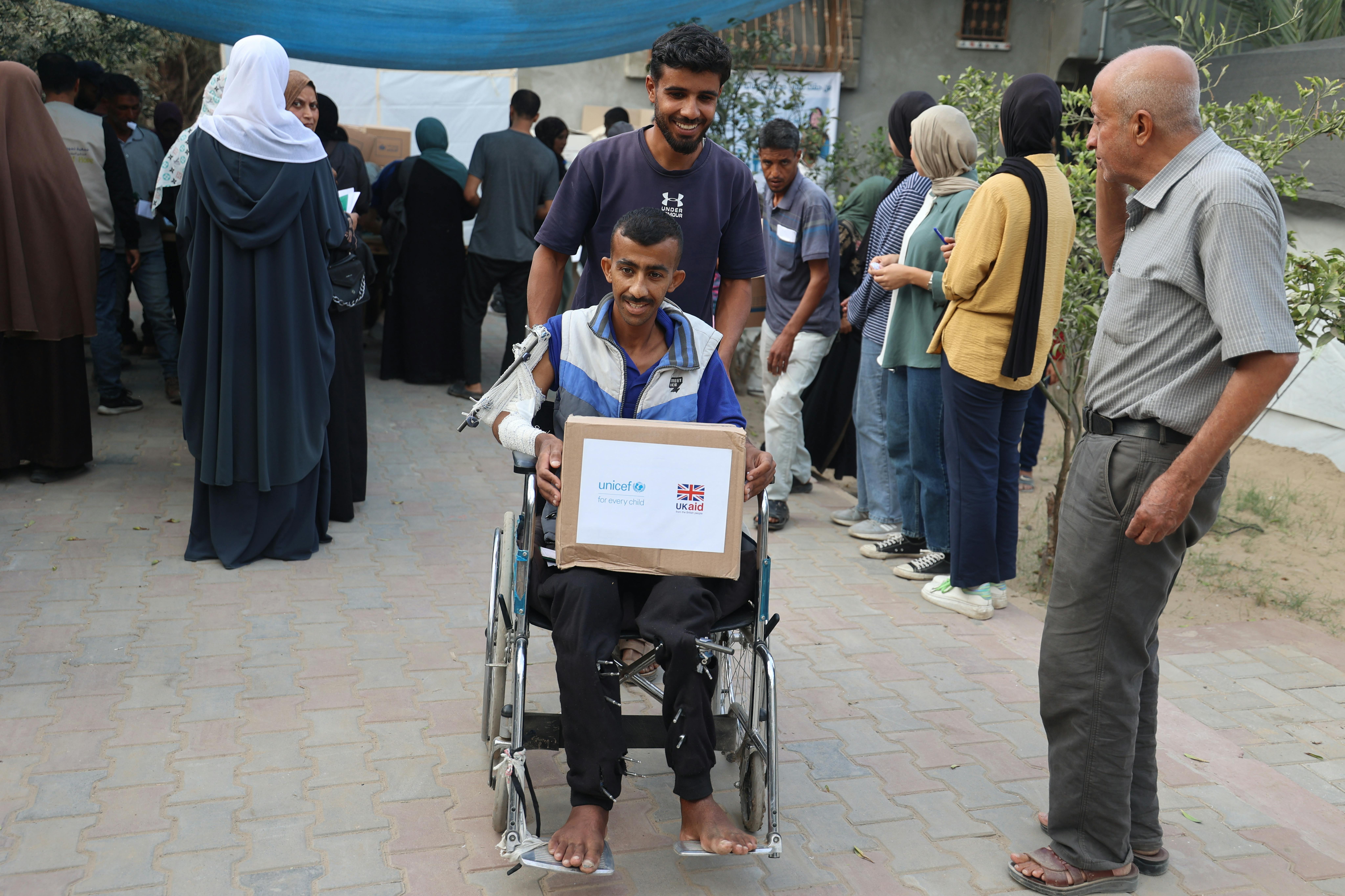 uomo in sedia a rotelle, aiuti unicef