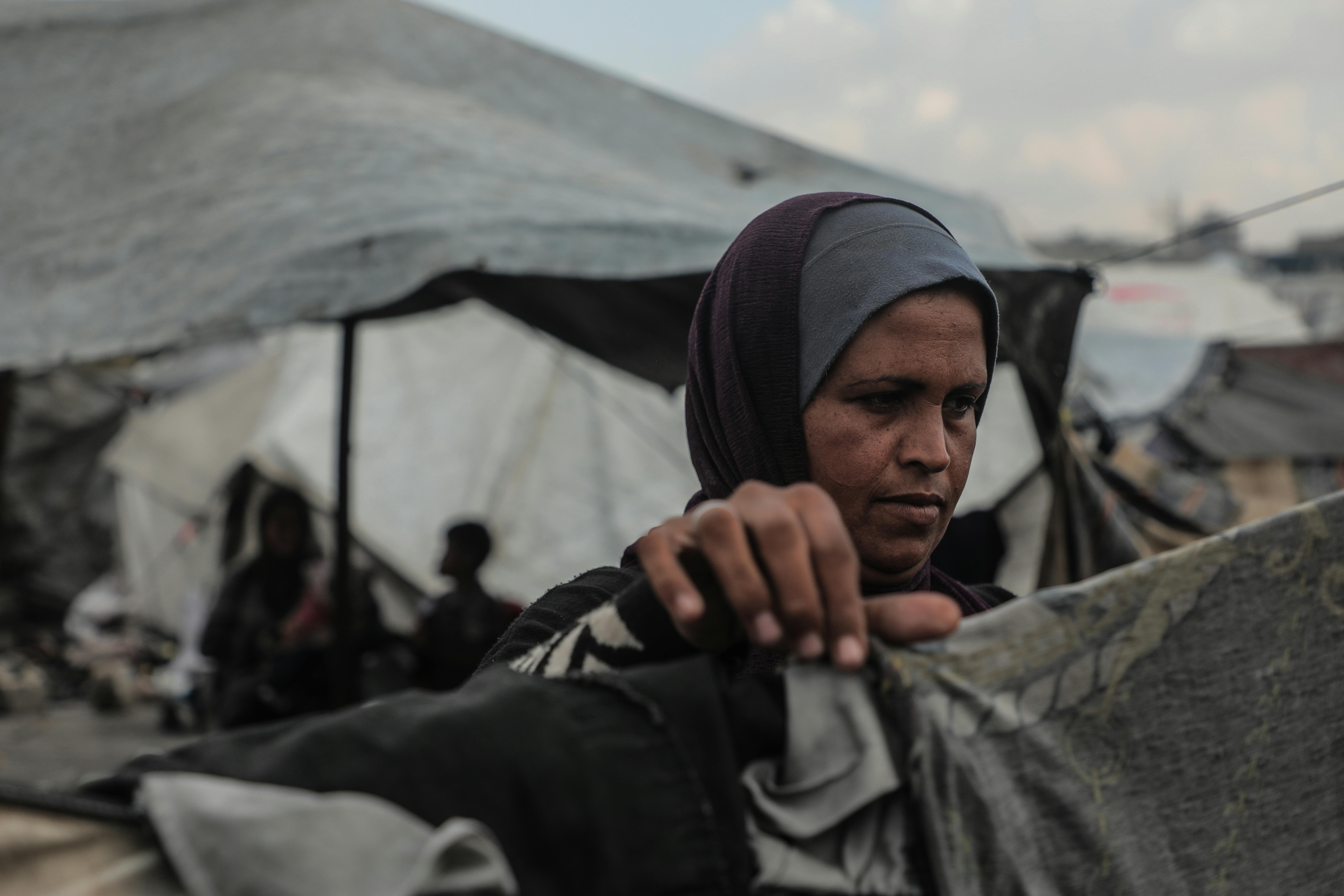 Sherihan vive insieme a 10 persone tra figli e nipoti. La loro tenda a seguito dei numerosi sfollamenti, non è più in grado di ripararli dal freddo. E' molto preoccupata dall'inverno imminente. Siamo nella Striscia di Gaza, novembre 2025