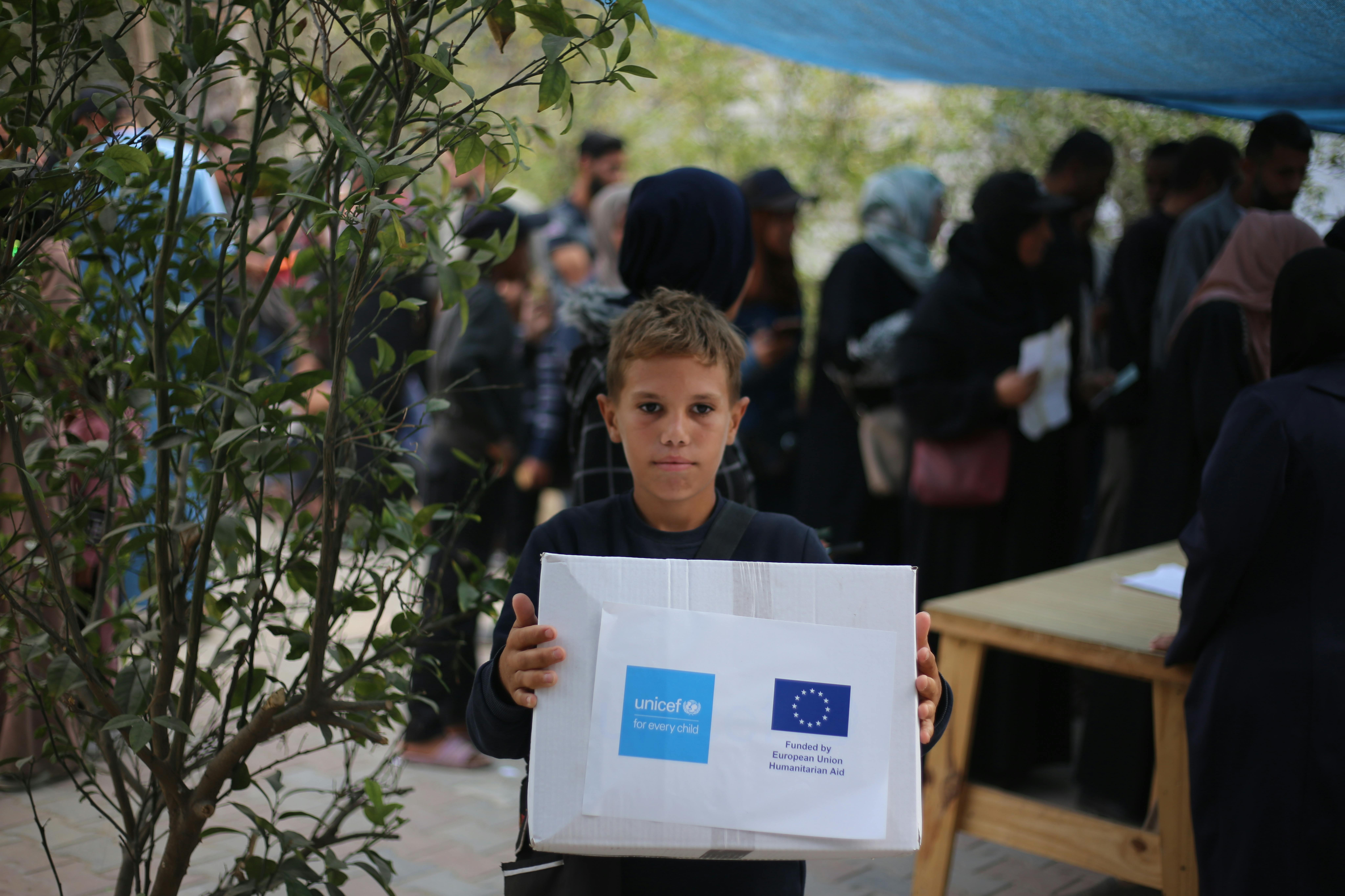 Un bambino riceve il pacco di indumenti invernali durante la distribuzione a a Deir Al Balah, il 5 novembre 2025. L'UNICEF ha distribuito questi aiuti grazie al generoso finanziamento dell'Unione Europea per gli Aiuti Umanitari, del governo svedese e del Ministero degli Esteri, del Commonwealth e dello Sviluppo del Regno Unito (FCDO).