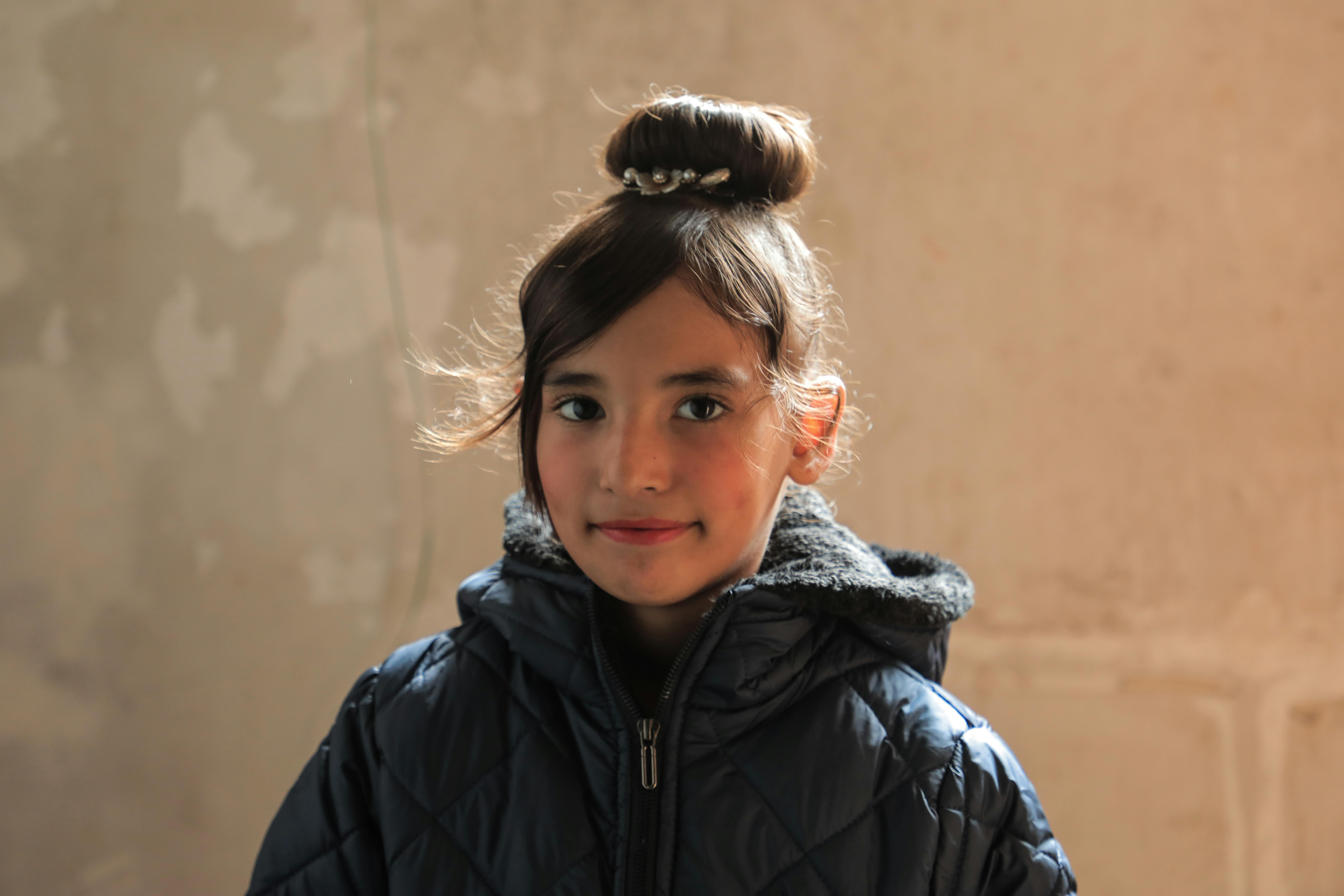 Touleen, 7 anni, sta provando la sua nuova giacca ricevuto dall’UNICEFdurante la distribuzione di kit per l'inverno nella Striscia di Gaza, mentre le temperature rigide aggravano le difficoltà delle famiglie.