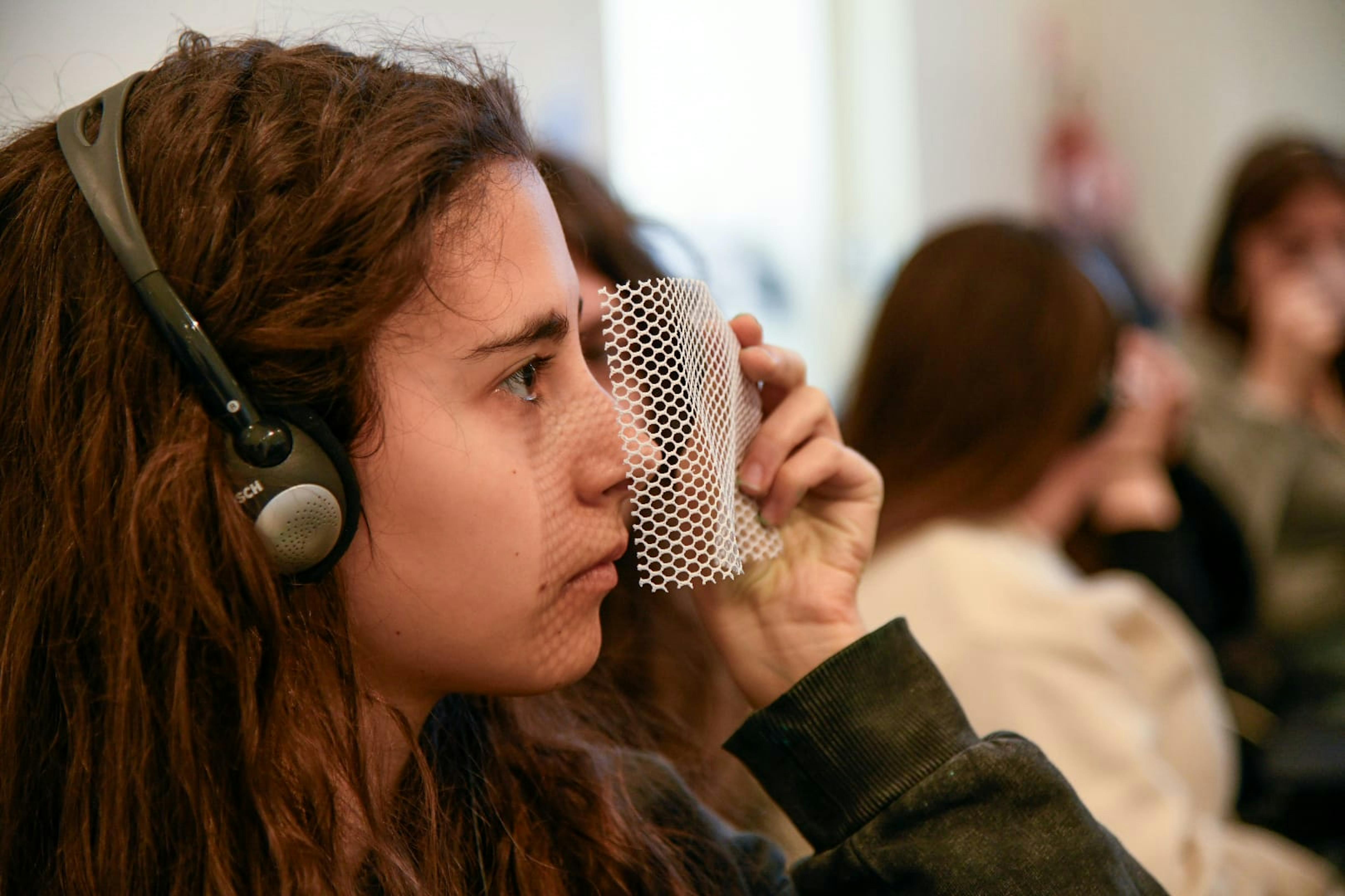 Cartoons on the bay - una ragazza prova a vedere con una retina che simula il burqa