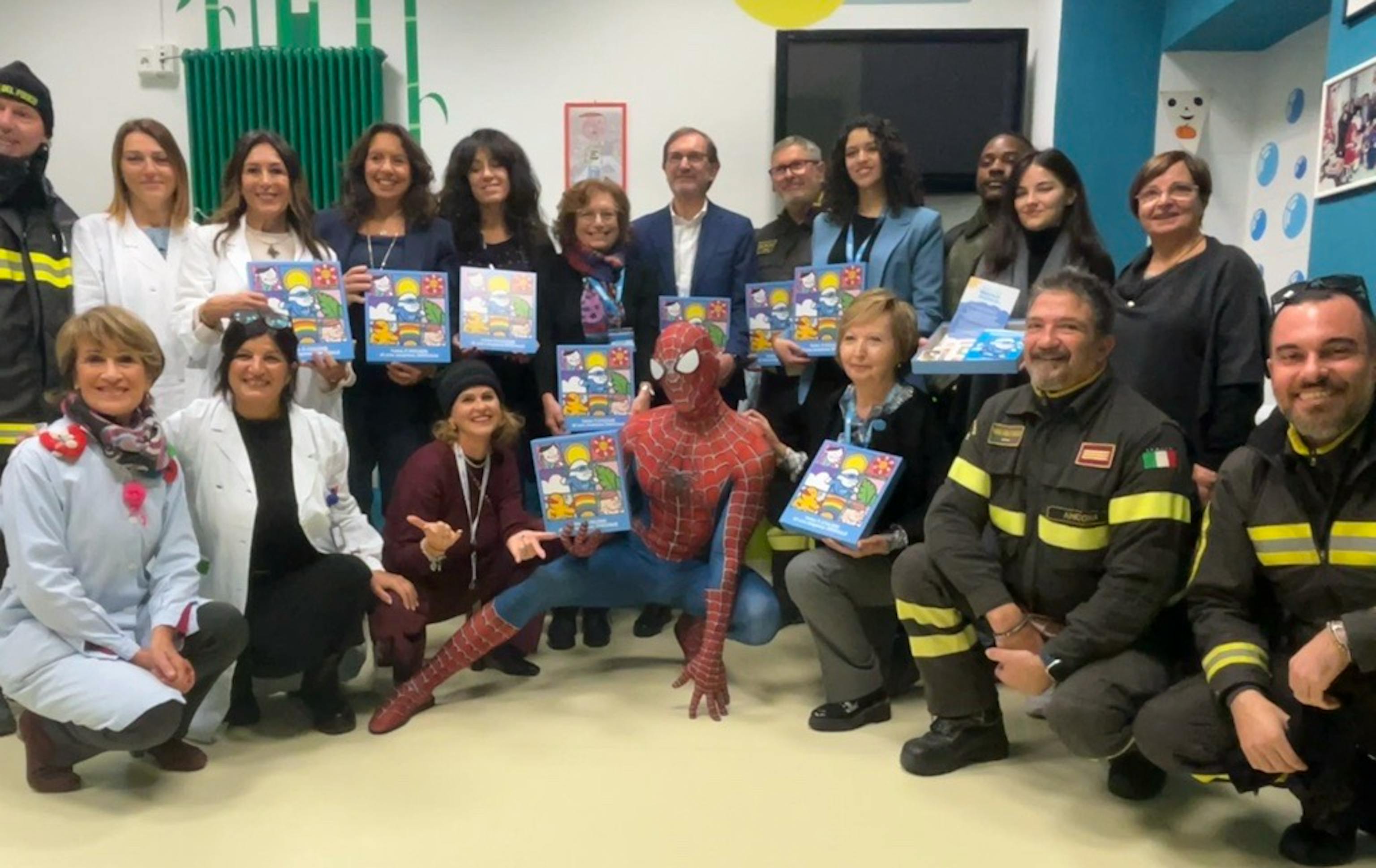 Ancona - consegna regalo sospeso:Laura Polenta, Responsabile SOS Direzione Medica Salesi  Orlanda Latini, Assessore all'Organizzazione Personale, Pari Opportunità, Famiglia, Politiche della Casa, Tutela dei Consumatori, Terzo Settore e Tutela degli Animali del Comune di Ancona  Tamara Lapucci, Consumer Insights Manager Clementoni  Paola Guidi, Presidente Comitato UNCEF Ancona  Pierpaolo Clementoni, Research and Consumer Insights Director Clementoni   Mattia Villardita, Spiderman  Comando dei vigili del fuoco  Michela Francoletti, Incarico di funzione organizzativa logistica aziendale dell'Ospedale G. Salesi  Mirella Mazzarini, Presidente Comitato UNICEF Ancona
