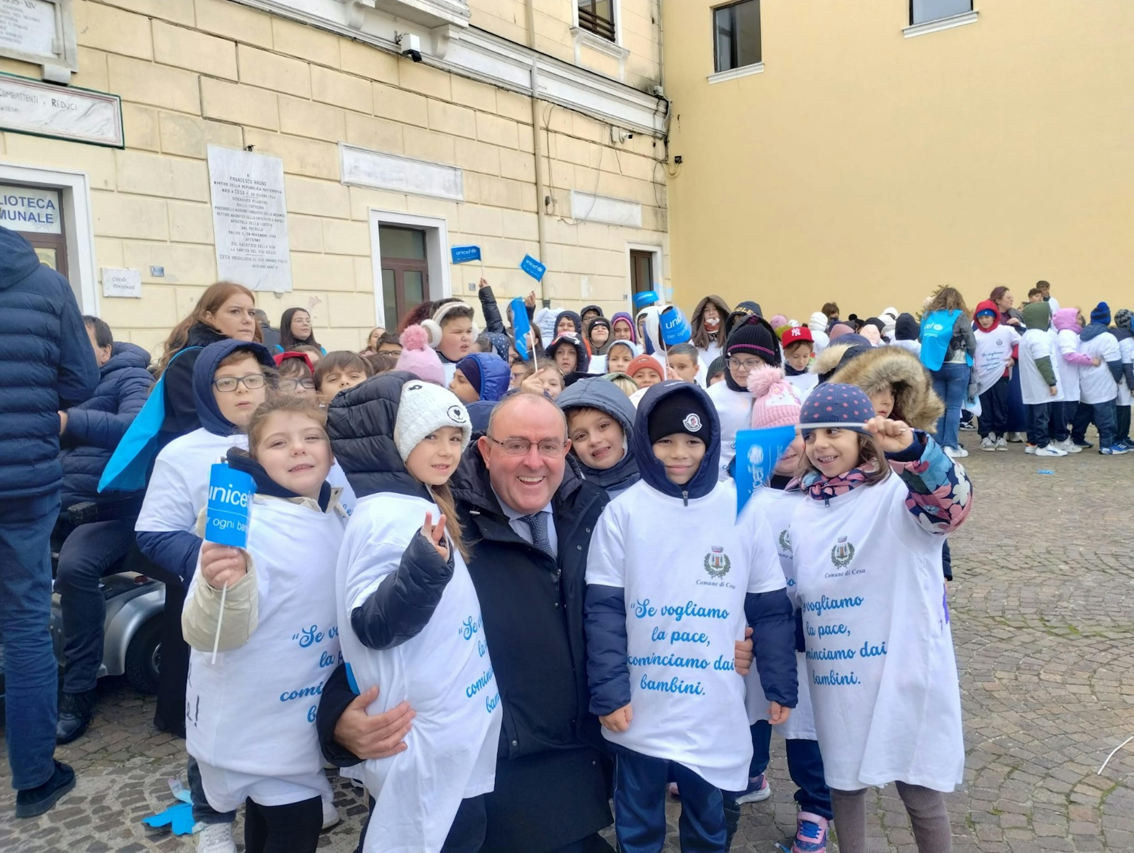 Il Presidente dell'UNICEF Italia Nicola Graziano a Cesa, con i bambini partecipanti alla Marcia dei Diritti