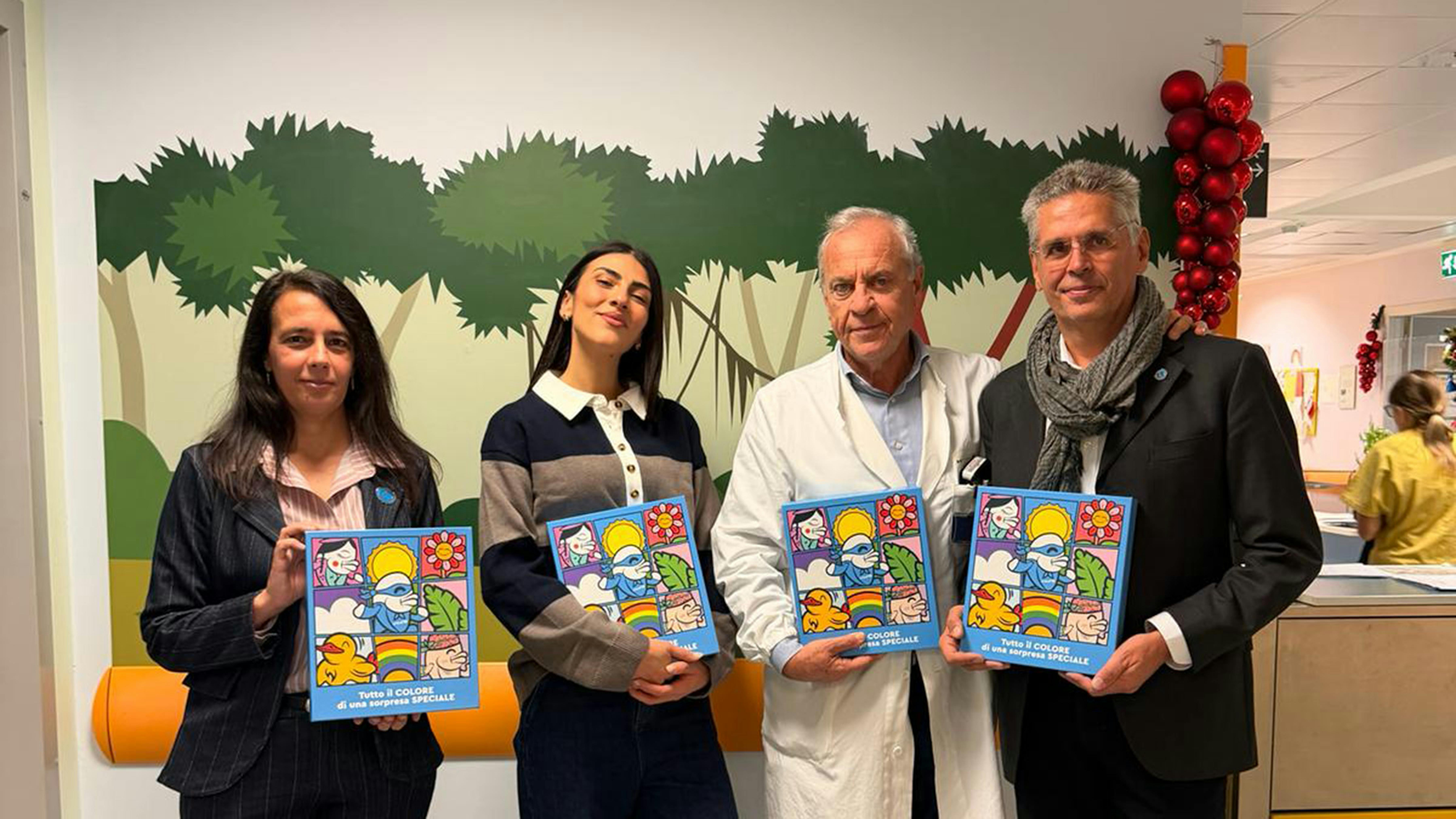 Nella foto da sinistra: Manuela Bovolenta, Consigliera del direttivo dell’UNICEF Italia, Giulia Salemi Testimonial UNICEF d’eccezione della consegna e della campagna, conduttrice e podcaster, Costantino de Giacomo, Direttore Pediatria e Direttore Dipartimento Materno Infantile dell’Ospedale Niguarda e Marco Pietripaoli, Presidente del Comitato UNICEF di Milano.