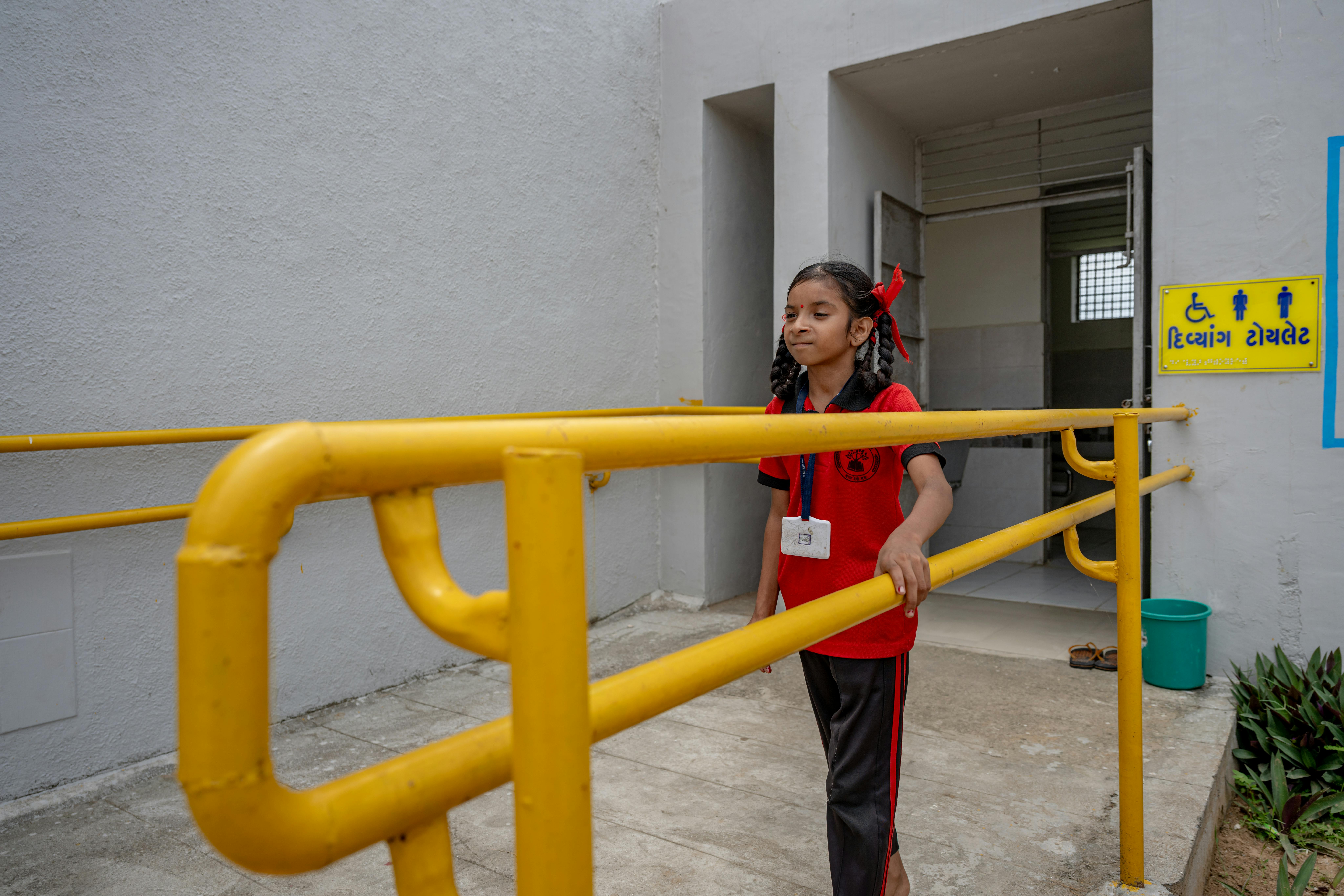 Vaishali, 11 anni, ha una cecità parziale, e va a scuola ogni giorno. Le infrastrutture inclusive della scuola, come ringhiere e strisce a contrasto, la aiutano a muoversi nel campus ed accedere a tutto ciò di cui ha bisogno. Siamo nella scuola scuola di Bharoda, nel distretto di Anand, in India