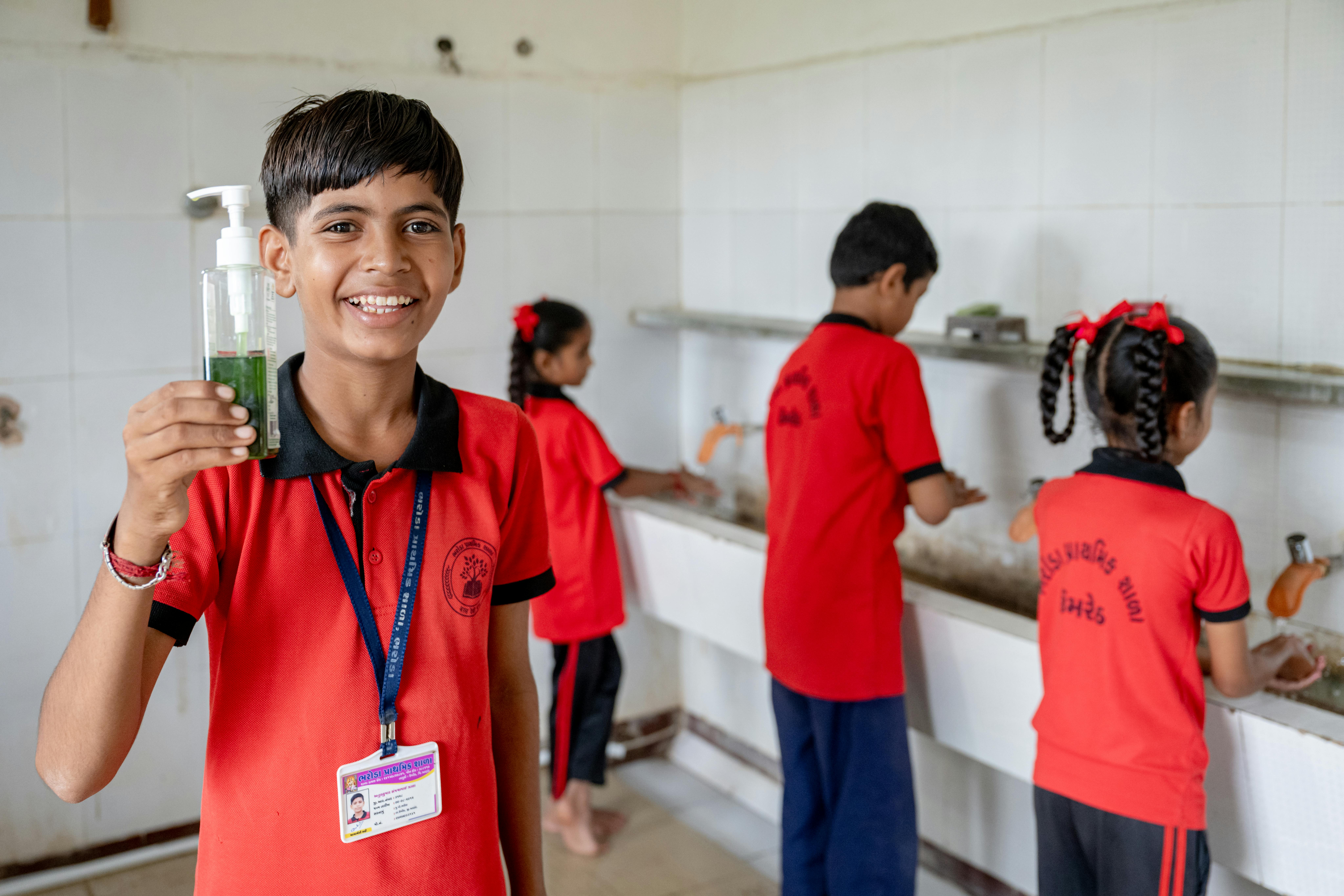 Atul, 12 anni, il team leader per il servizio di acqua potabile e lavaggio delle mani. Garantisce il corretto funzionamento e la pulizia dei servizi nella scuola di Bharoda, nel distretto di Anand, in India