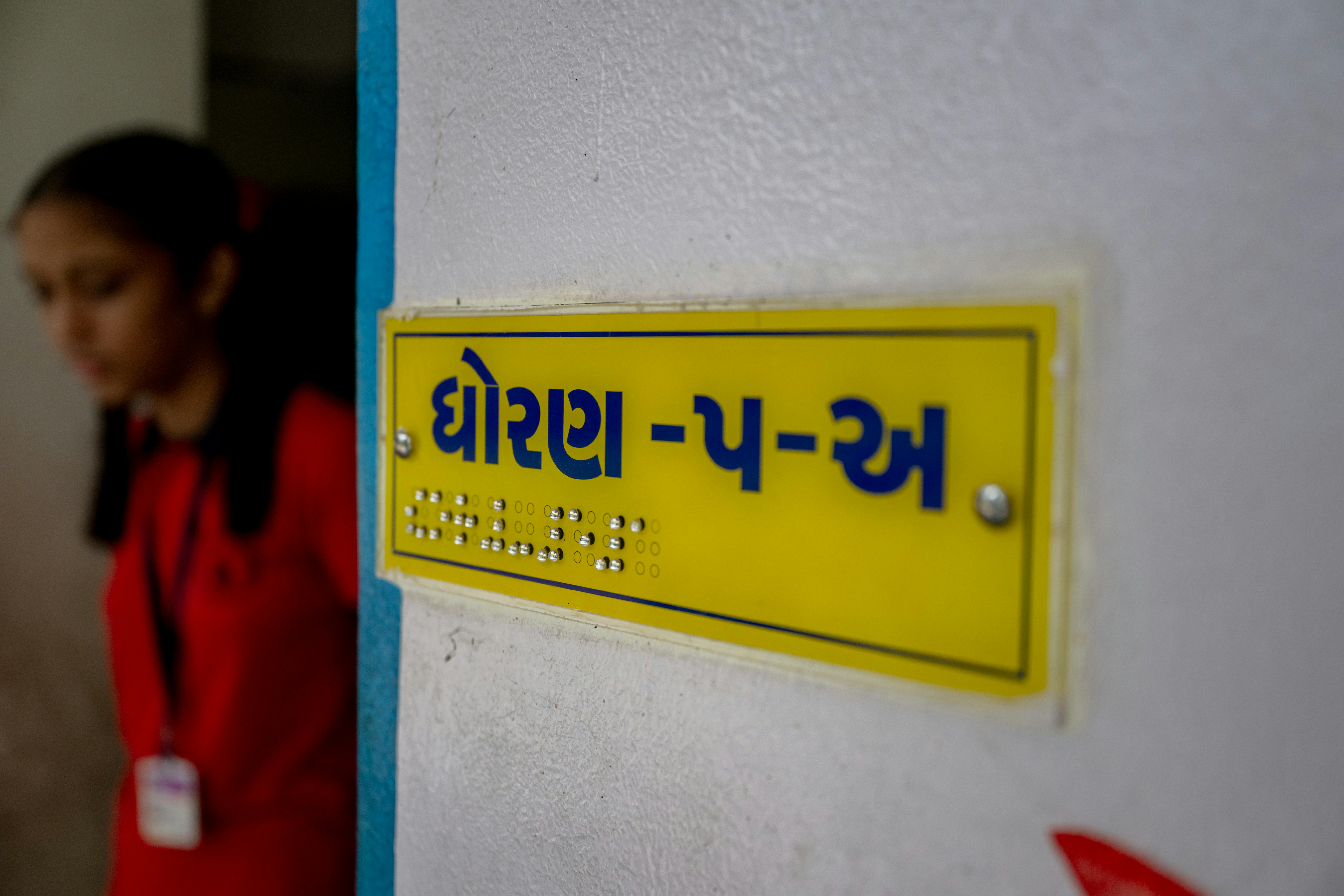 Cartelli in braille nella scuola di Bharoda, distretto di Anand, in India