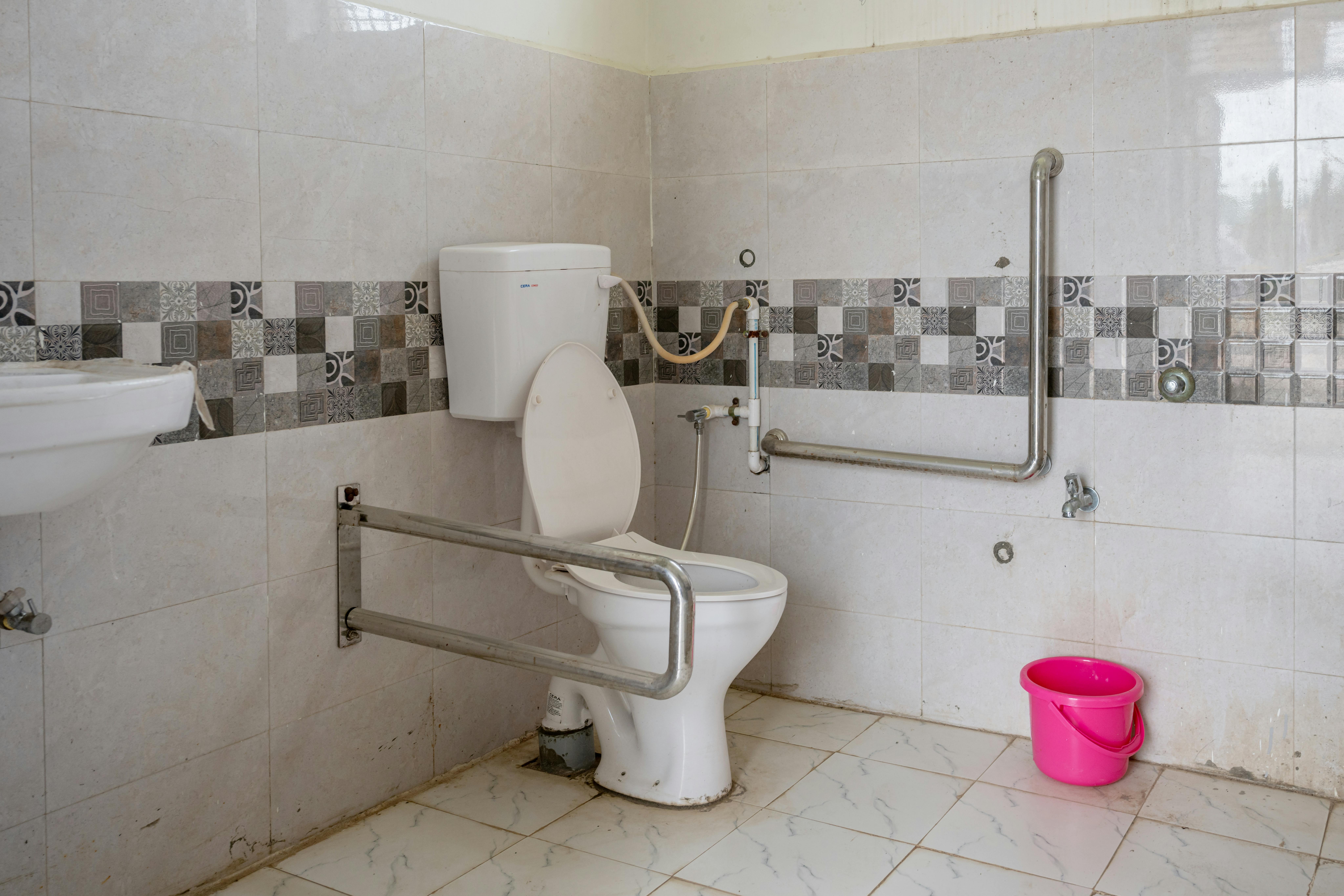 I servizi igienici sono progettati non solo per essere inclusivi ma per una bassa manutenzione a lungo termine, nella scuola di Bharoda, India