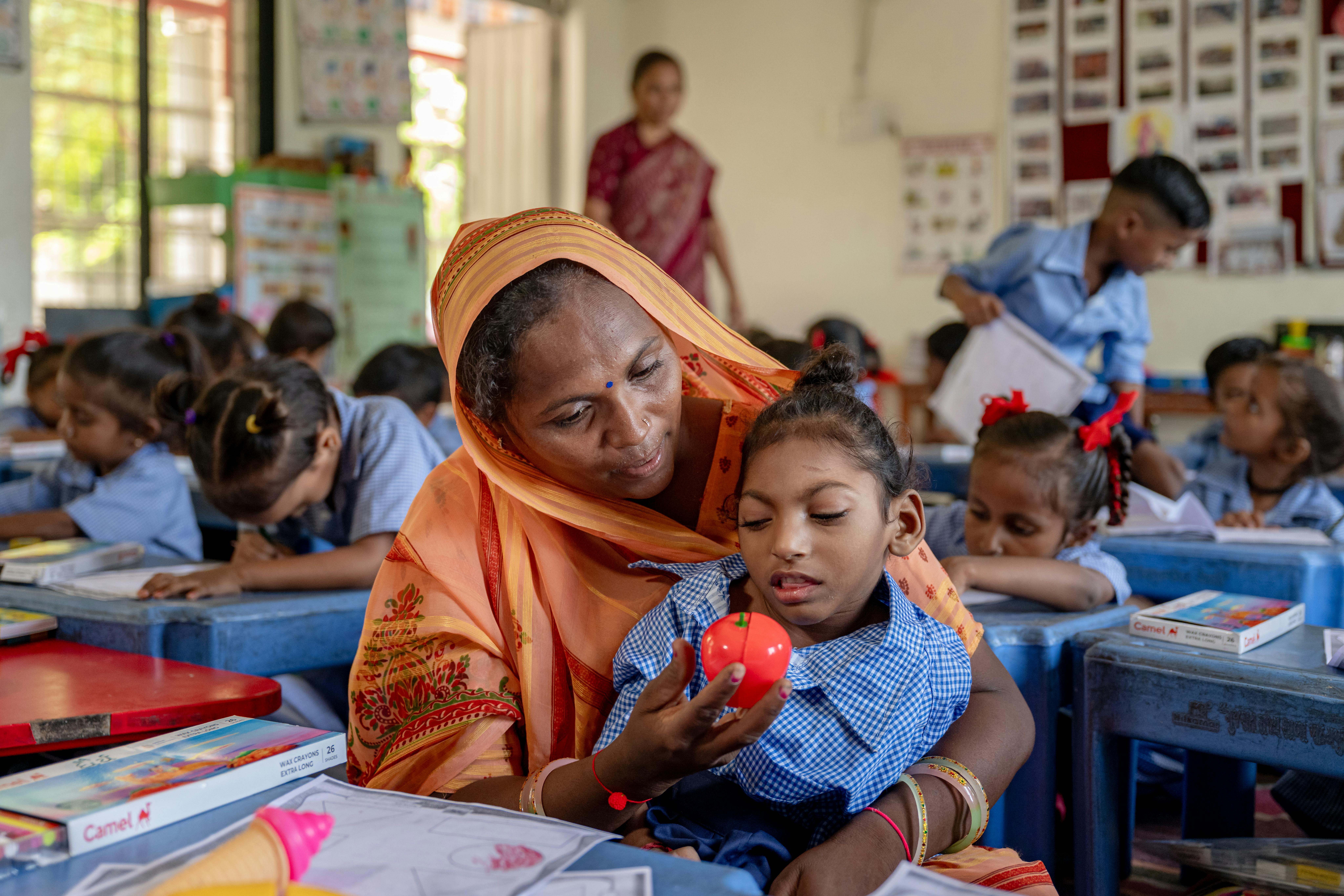 India, Mahavir Zala, 6 anni, è una bambina con disabilità fisiche. Arriva a scuola accompagnato dai suoi genitori, la madre Kajal e il padre Ravindra, che siedono in classe con lui per aiutarlo. Anche i suoi insegnanti e lo staff della scuola si impegnano molto per farlo progredire negli studi.