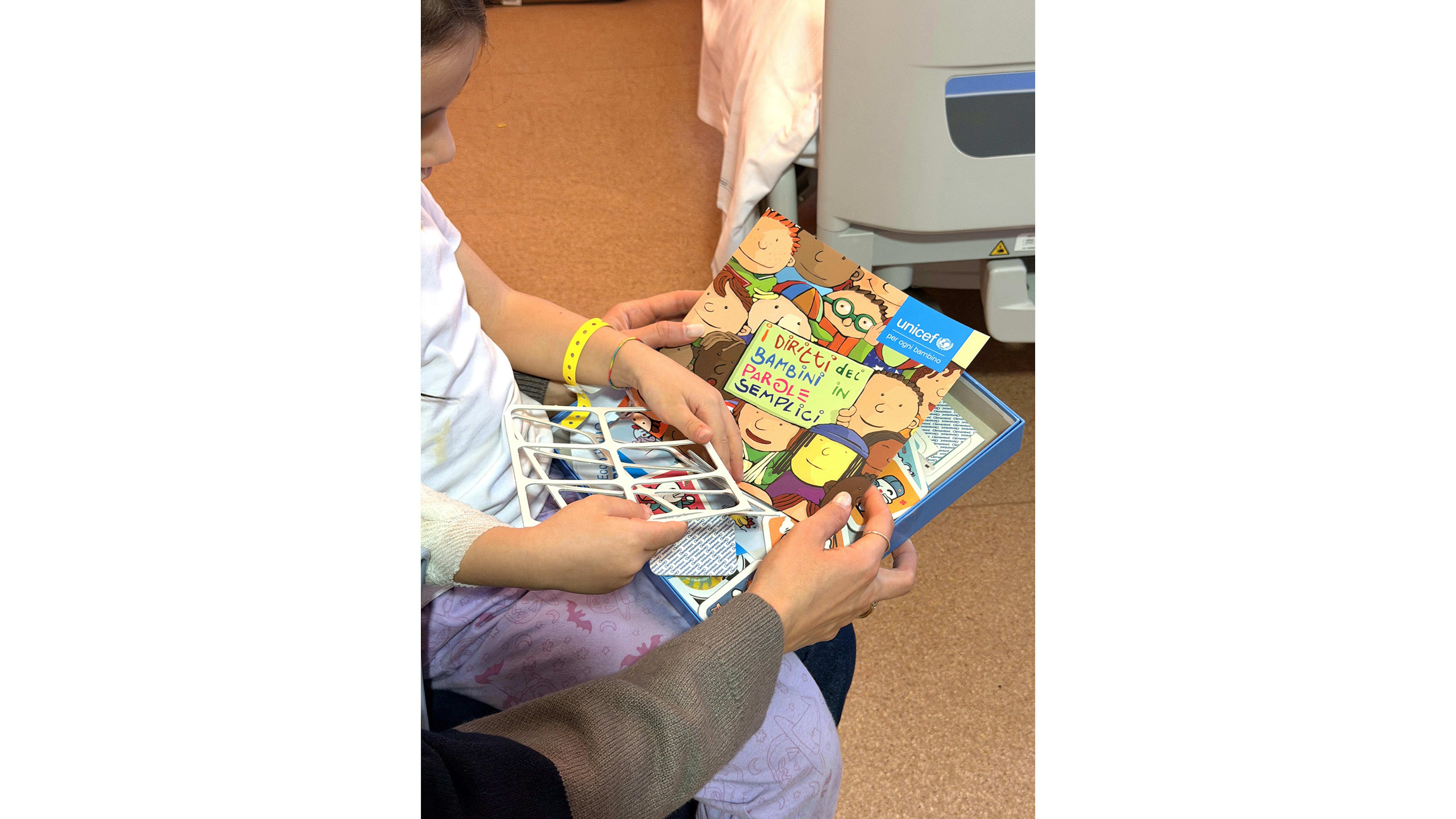 Una bambina ricoverata presso il Grande Ospedale Metropolitano Niguarda di Milano con il Regalo Sospeso