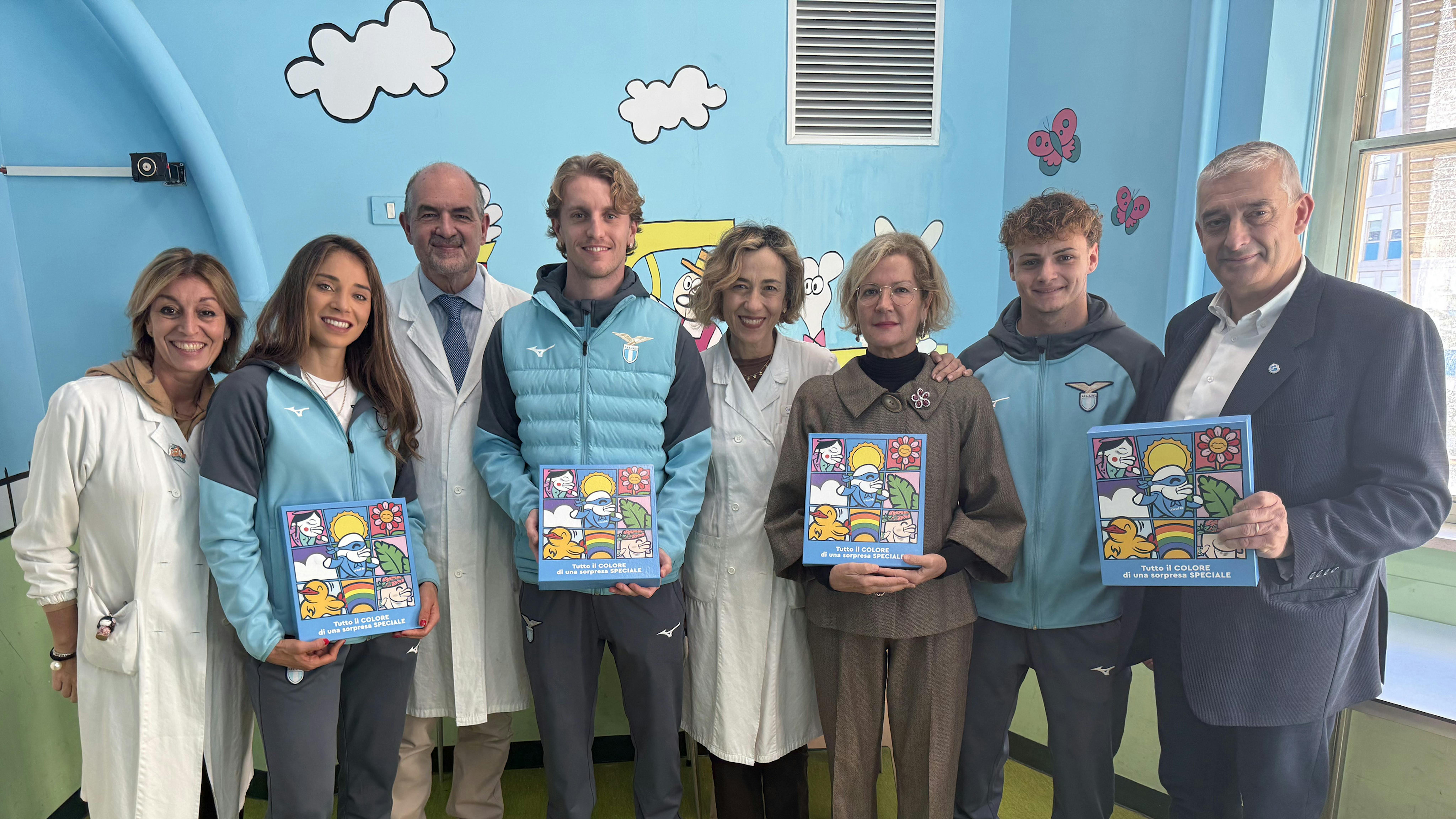Regalo Sospeso Ospedale Gemelli, in foto da sx: Prof.ssa Marika Pane - Direttore Nemopediatrico, Eleonora Goldoni calciatrice della Lazio Women, Prof. Eugenio Mercuri - Direttore Dipartimento Scienze della Vita, Nicolo Rovella calciatore della Prima squadra maschile, Prof.ssa Daniela Chieffo - Direttore Psicologia Clinica, Cristina Mezzaroma Presidente della Fondazione S.S. Lazio 1900 ETS, Valerio Gelli rappresentante della squadra Primavera, Paolo Rozera Direttore generale UNICEF Italia.