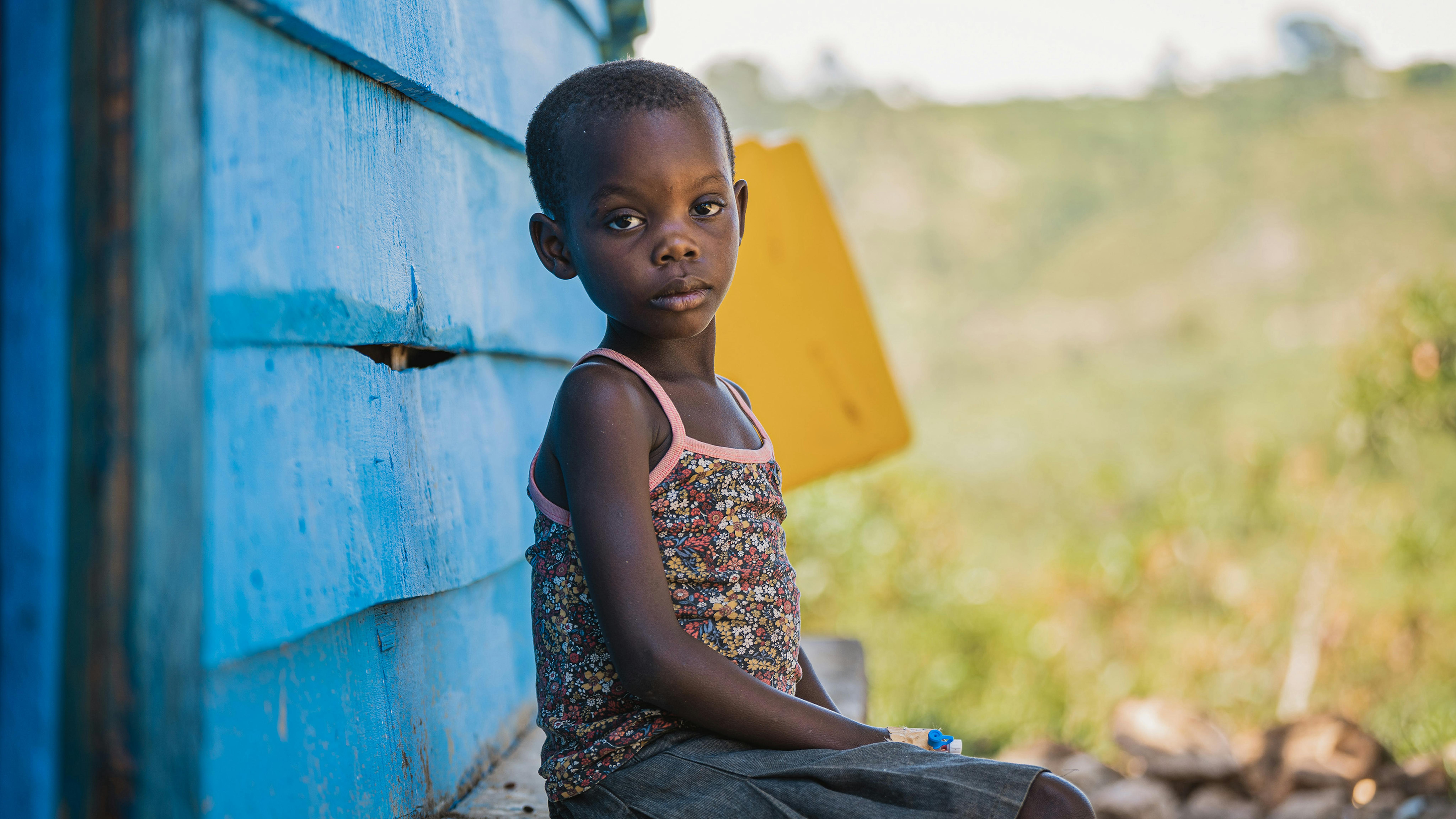 DR Congo Quando Rachel arrivò al centro di cura, era gravemente indebolita e disidratata a causa della malattia. Grazie a cure mediche tempestive, le sue condizioni sono migliorate notevolmente e i medici sono ottimisti riguardo al suo recupero.