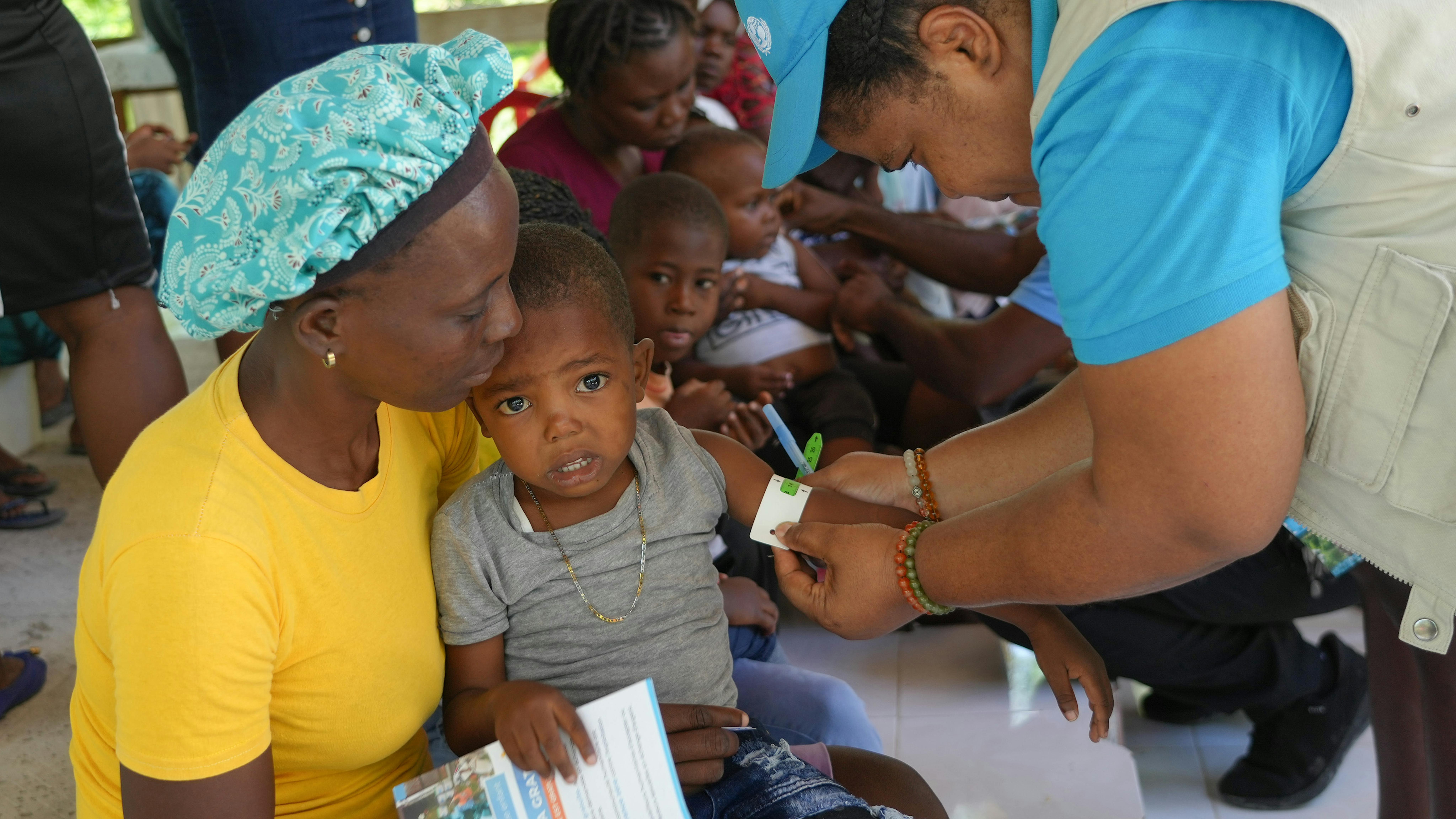 Haiti - Un bambino viene sottoposto a screening per la malnutrizione con un MUAC in una clinica mobile supportata dall'UNICEF a Boucan Carré, Haiti.