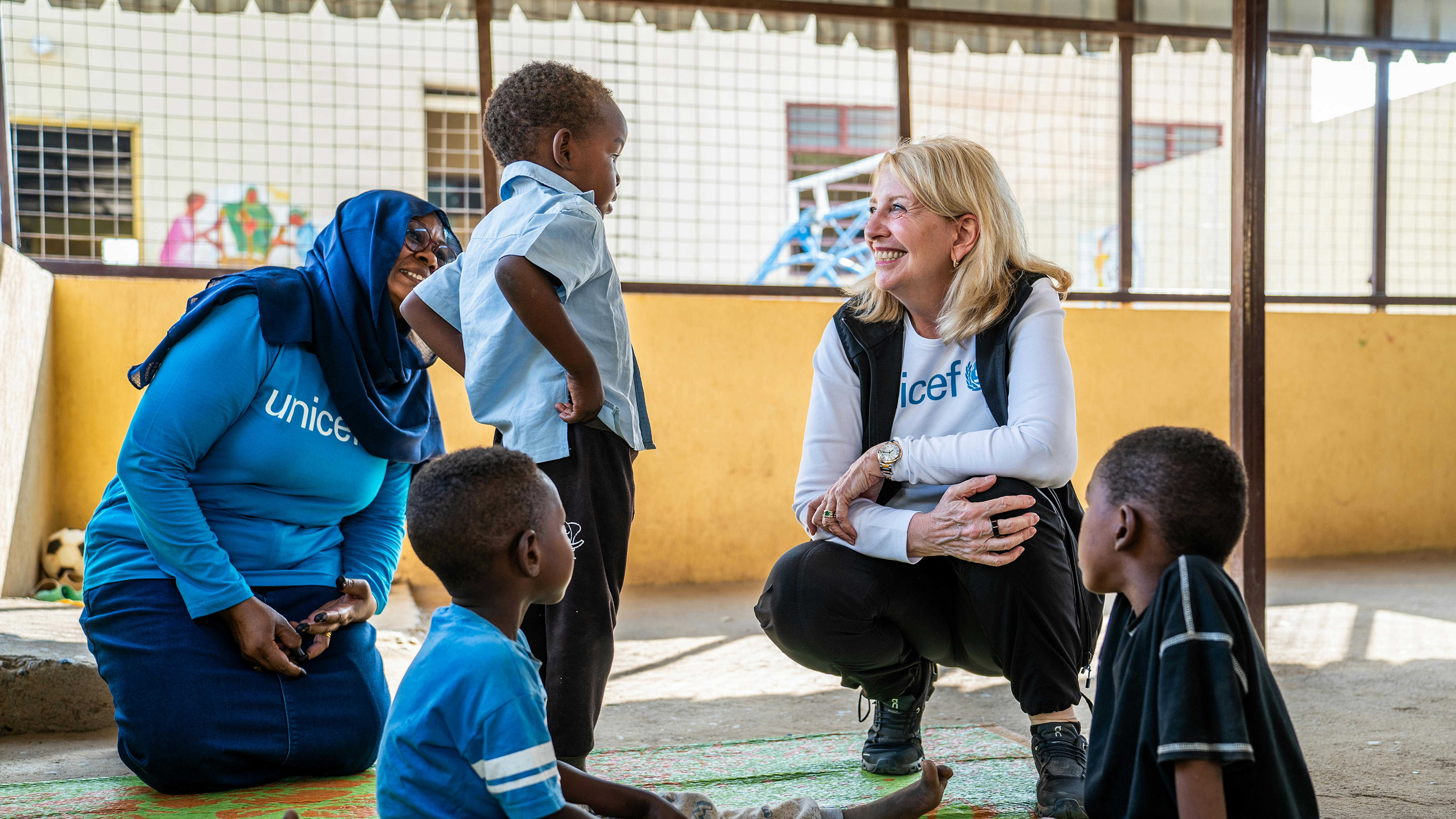 Sudan, la Direttrice Esecutiva dell'UNICEF Catherine Russell interagisce con Ahmed, di 4 anni, al teatro del centro femminile e femminile di Jembia nello Stato di Kassala.