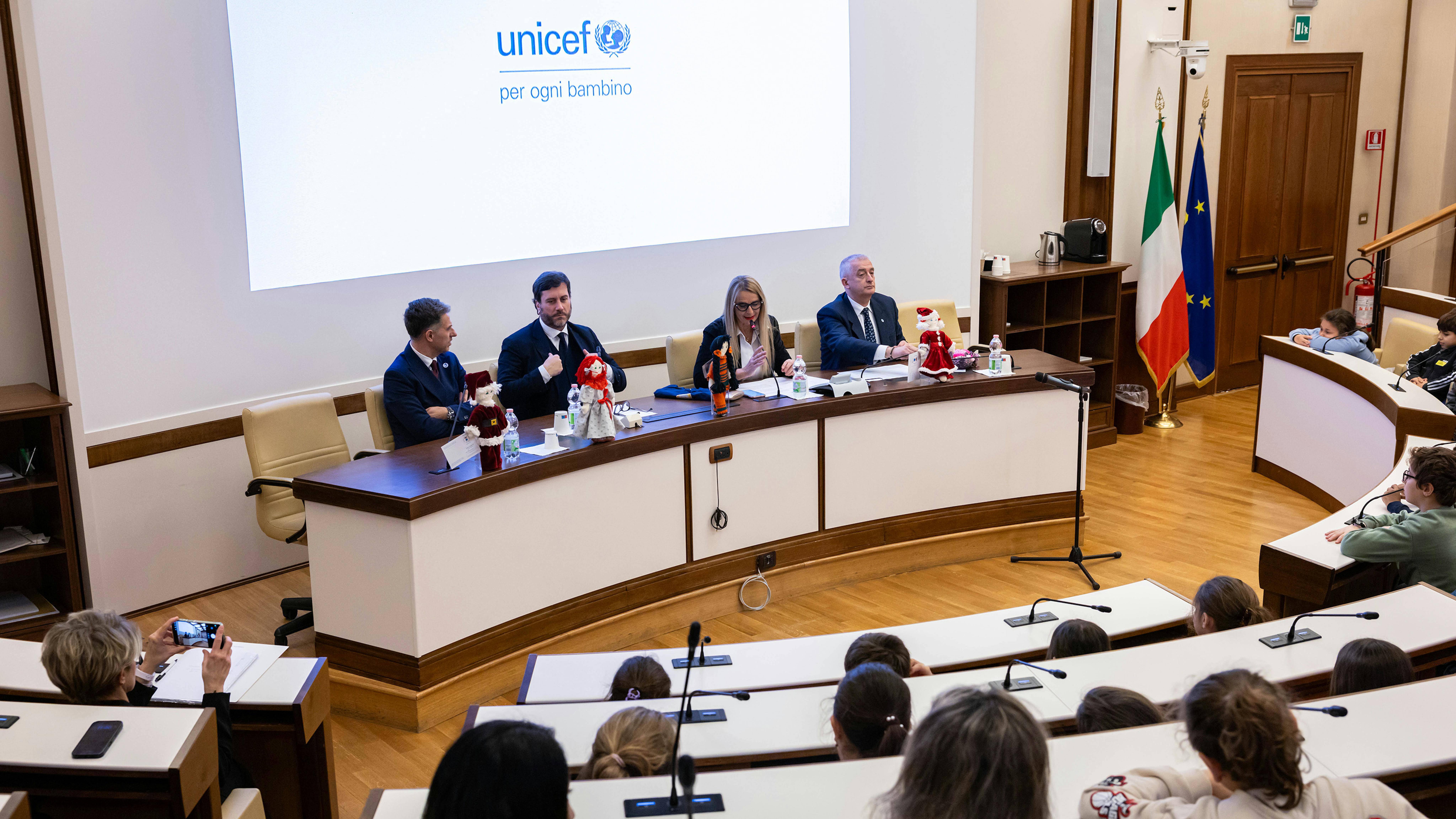 Da sinistra l'Ambasciatore dell’UNICEF Italia Gabriele Corsi, Il Portavoce dell'UNICEF Italia Andrea Iacomini,  la Presidente della Commissione straordinaria per la tutela e la promozione dei diritti umani Stefania Pucciarelli e il Direttore Generale dell'UNICEF Italia Paolo Rozera