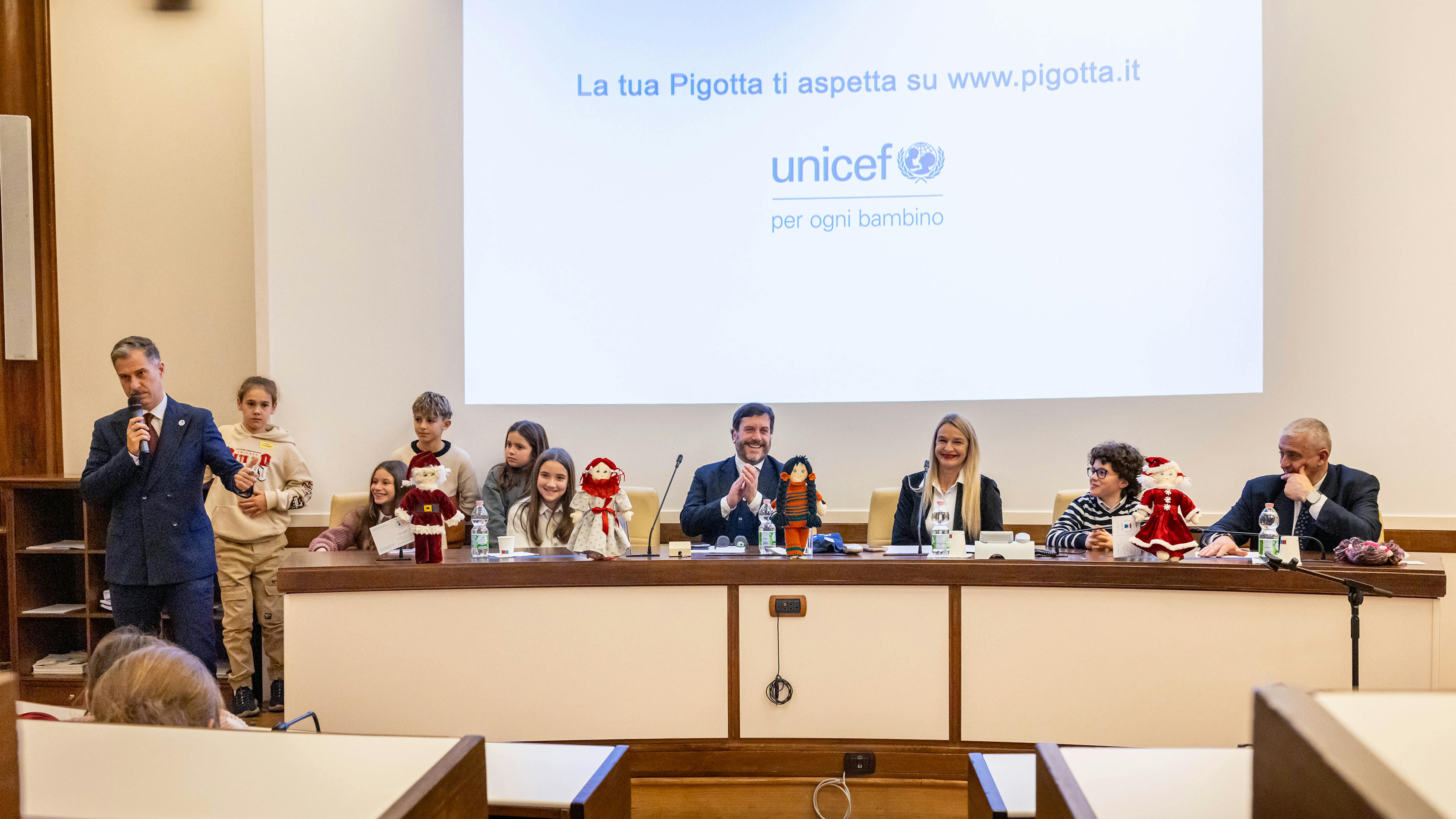 Da sinistra l'Ambasciatore dell’UNICEF Italia Gabriele Corsi, Il Portavoce dell'UNICEF Italia Andrea Iacomini, la Presidente della Commissione straordinaria per la tutela e la promozione dei diritti umani Stefania Pucciarelli e il Direttore Generale dell'UNICEF Italia Paolo Rozera con alcuni bambini dell'Istituto Comprensivo Santi Savarino di Roma