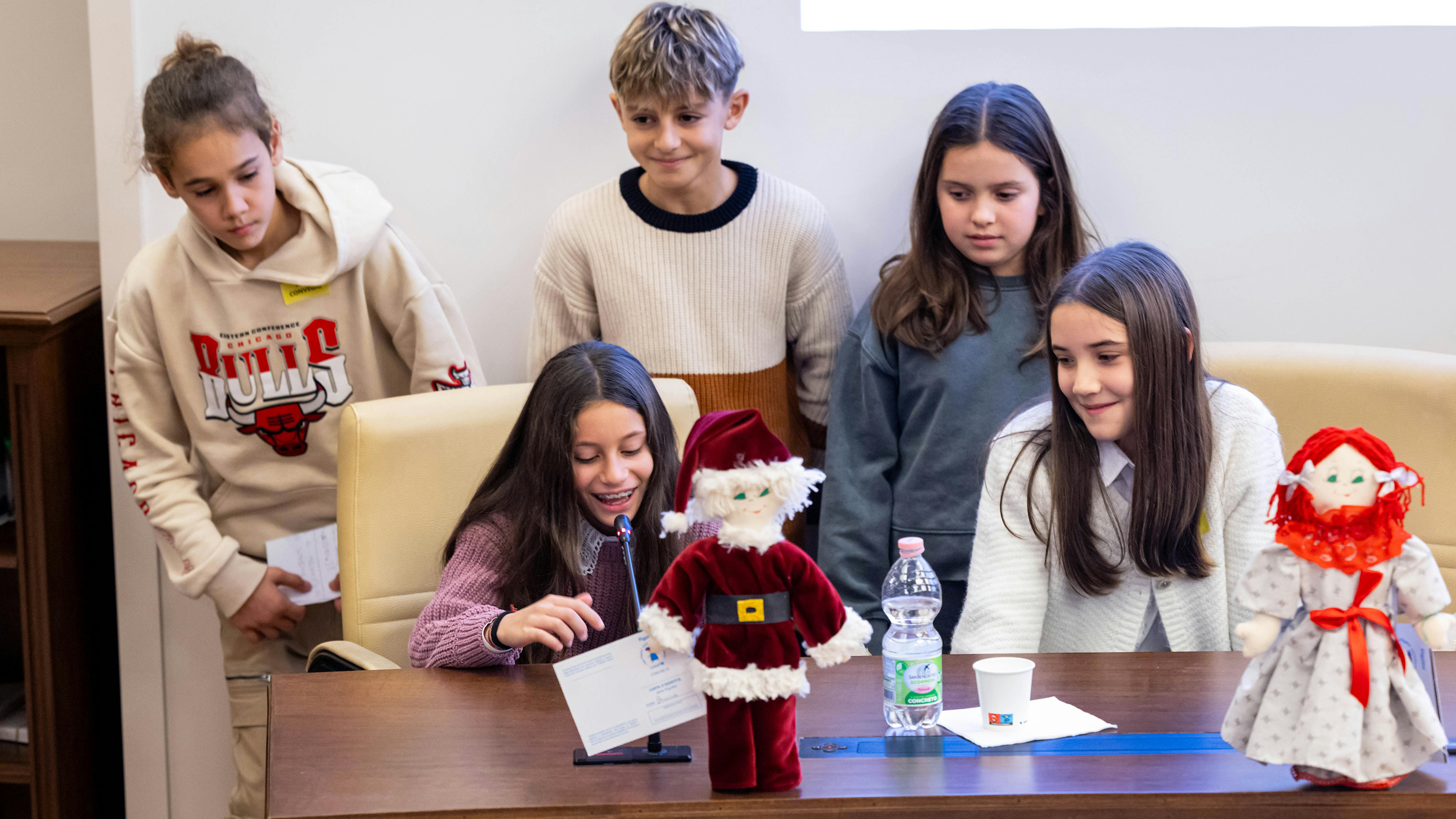 Alcuni bambini dell'Istituto Comprensivo Santi Savarino di Roma con le Pigotte