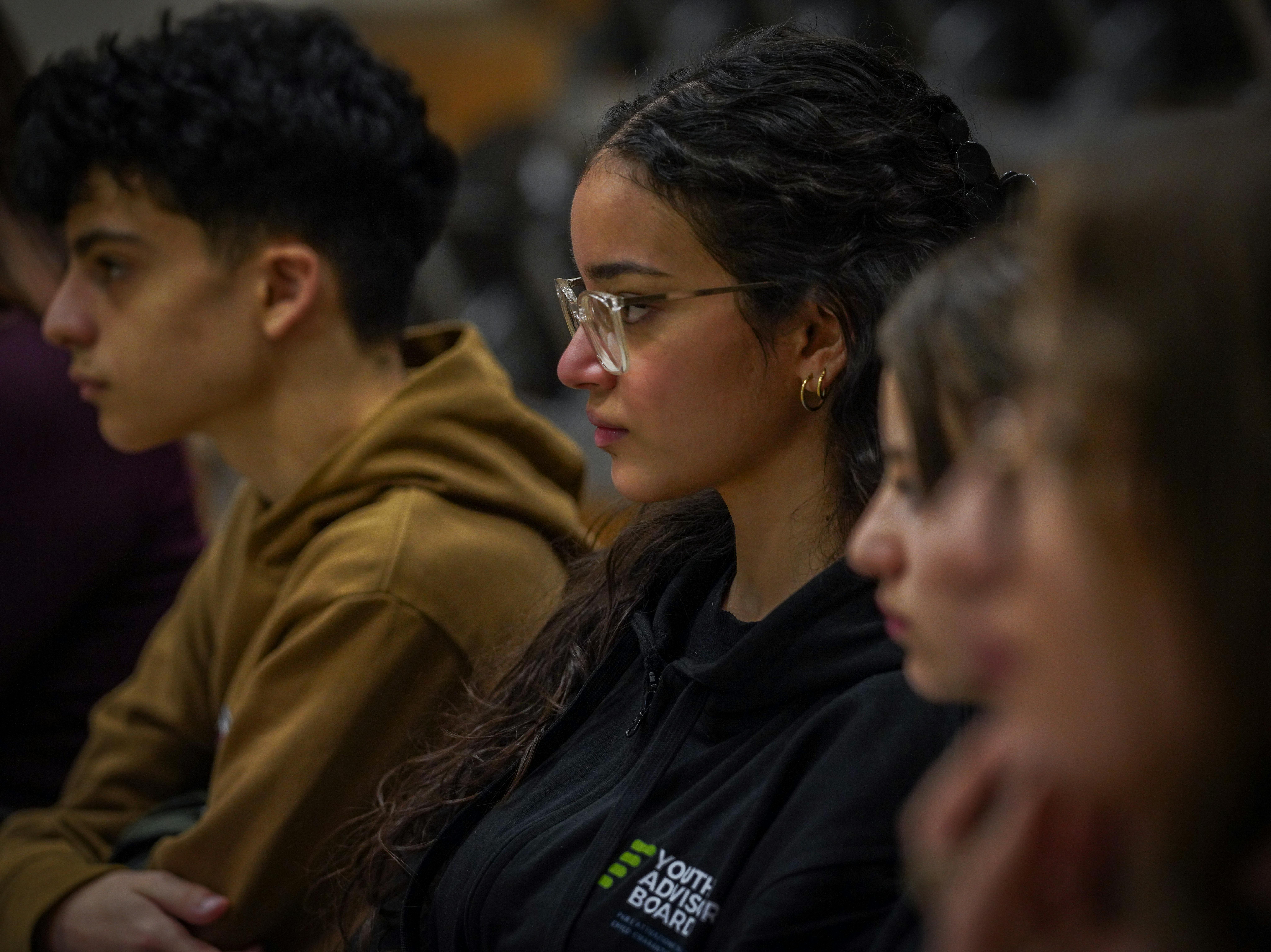 Ragazze e ragazzi dello Youth Advisory Board durante l'incontro a Bari