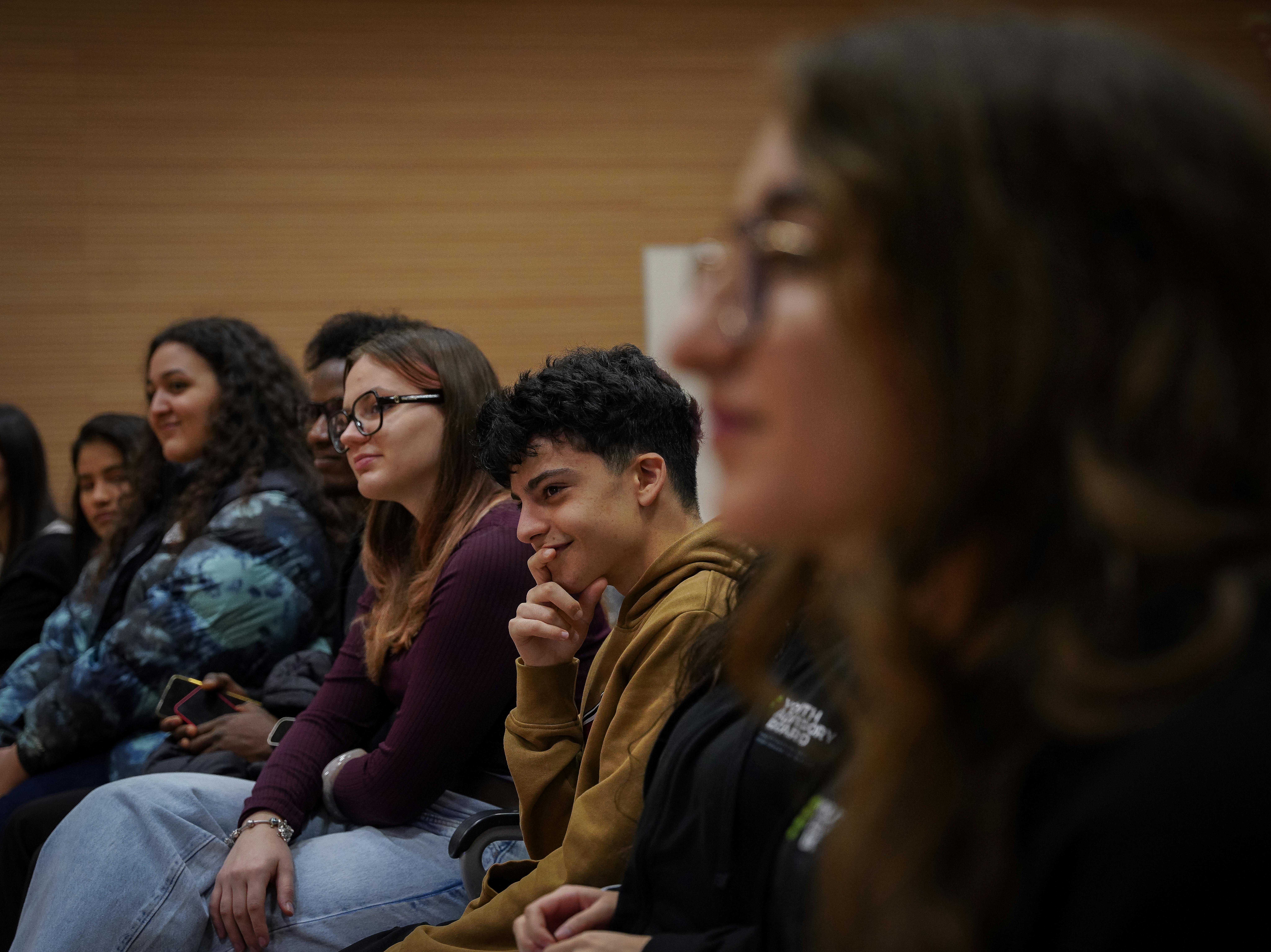 Particolare dei ragazzi coinvolti durante l'incontro a Bari