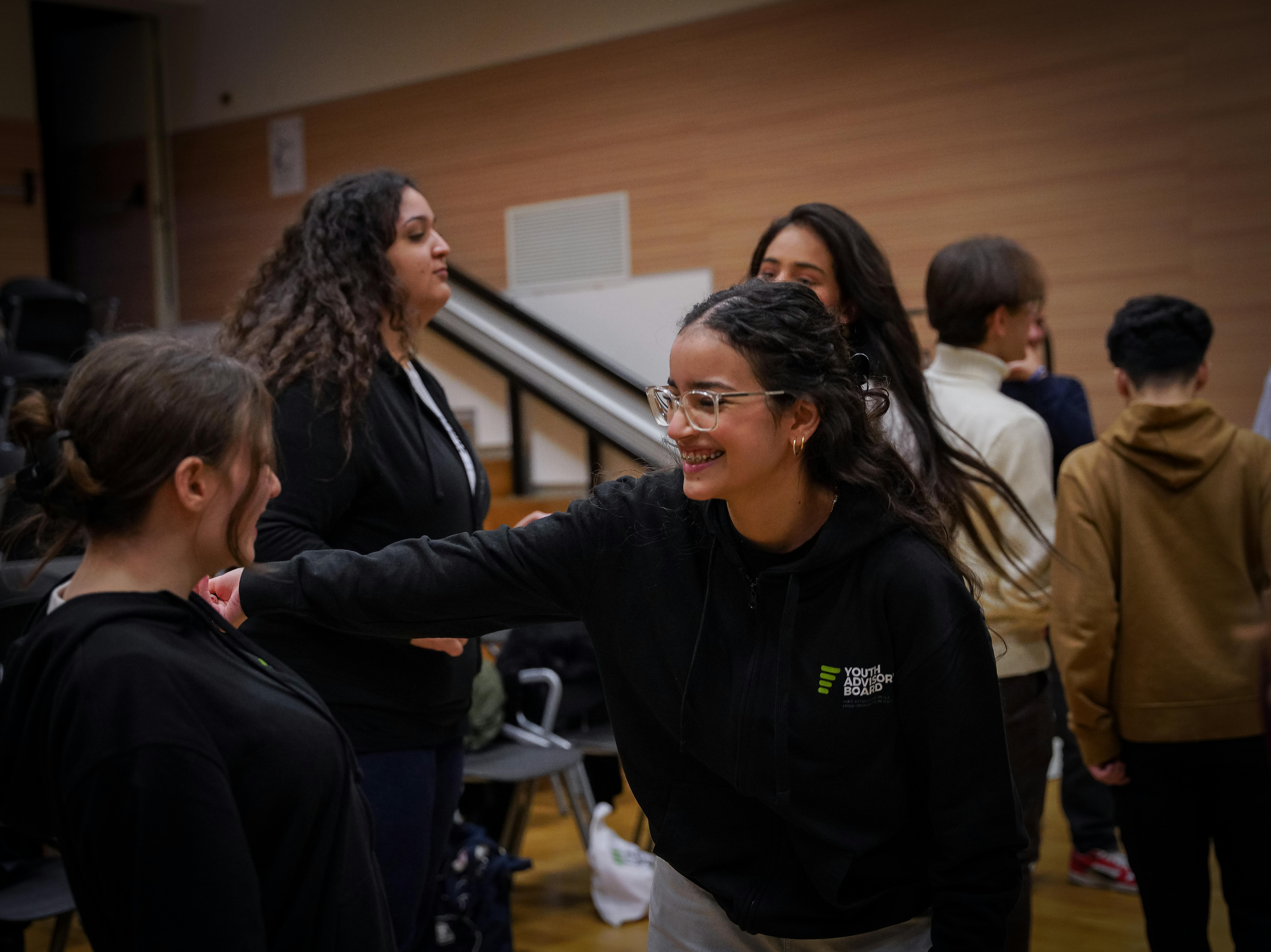 Un momento tra ragazzi coinvolti nello Youth Advisory Board