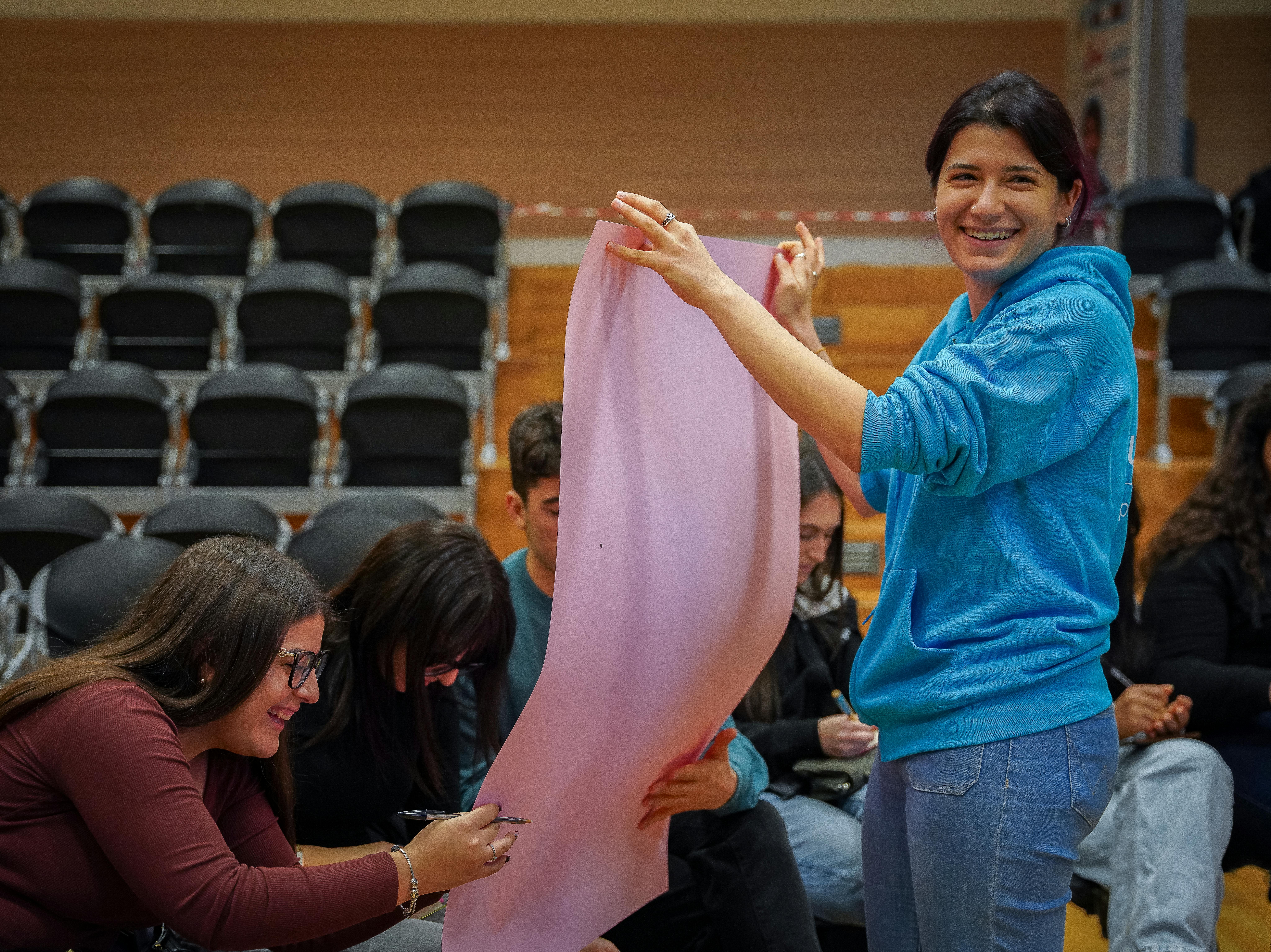 Esperta UNICEF a lavoro con lo Youth Advisory Board a Bari