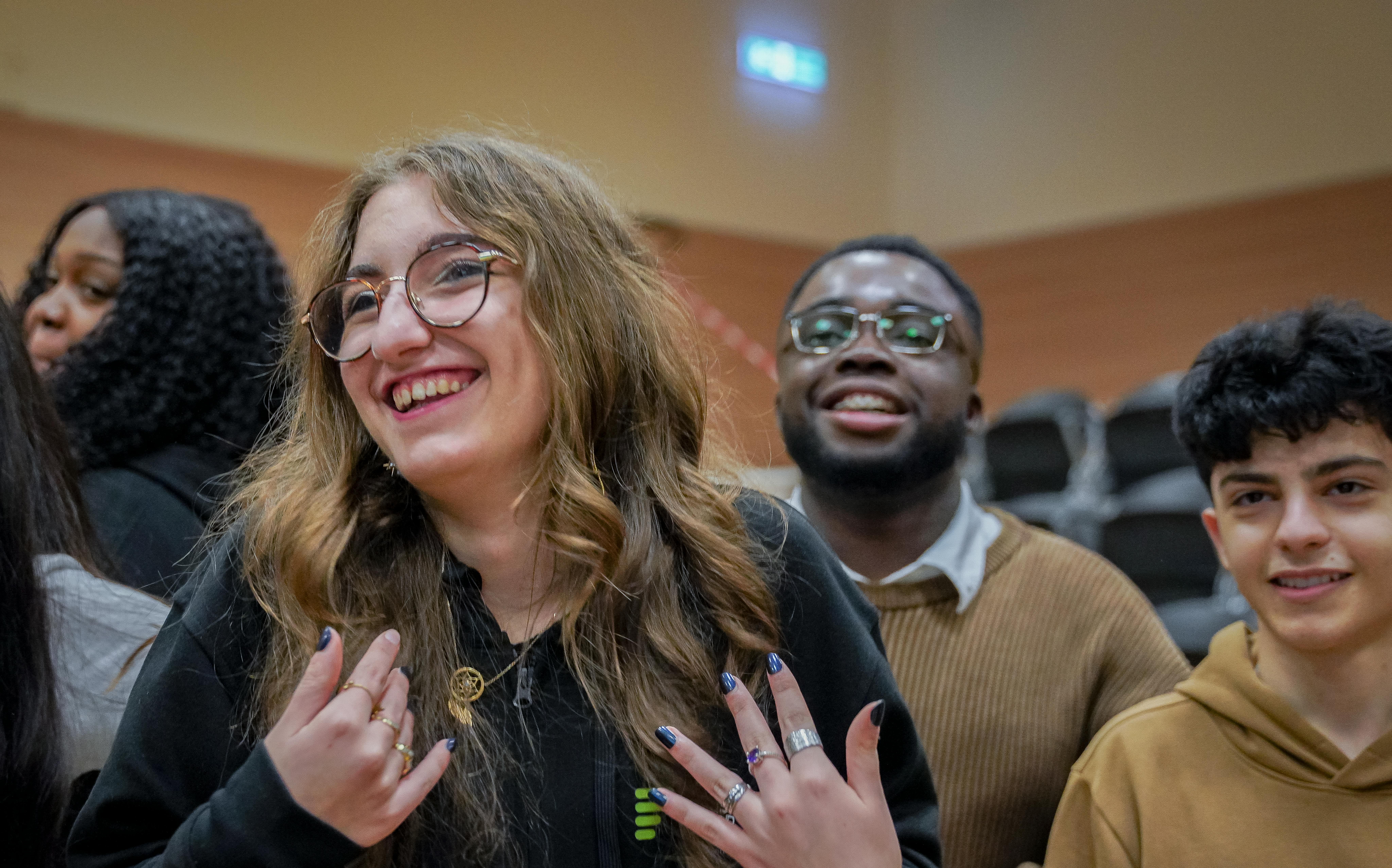 Ragazze e ragazzi dello Youth Advisory Board durante l'incontro a Bari