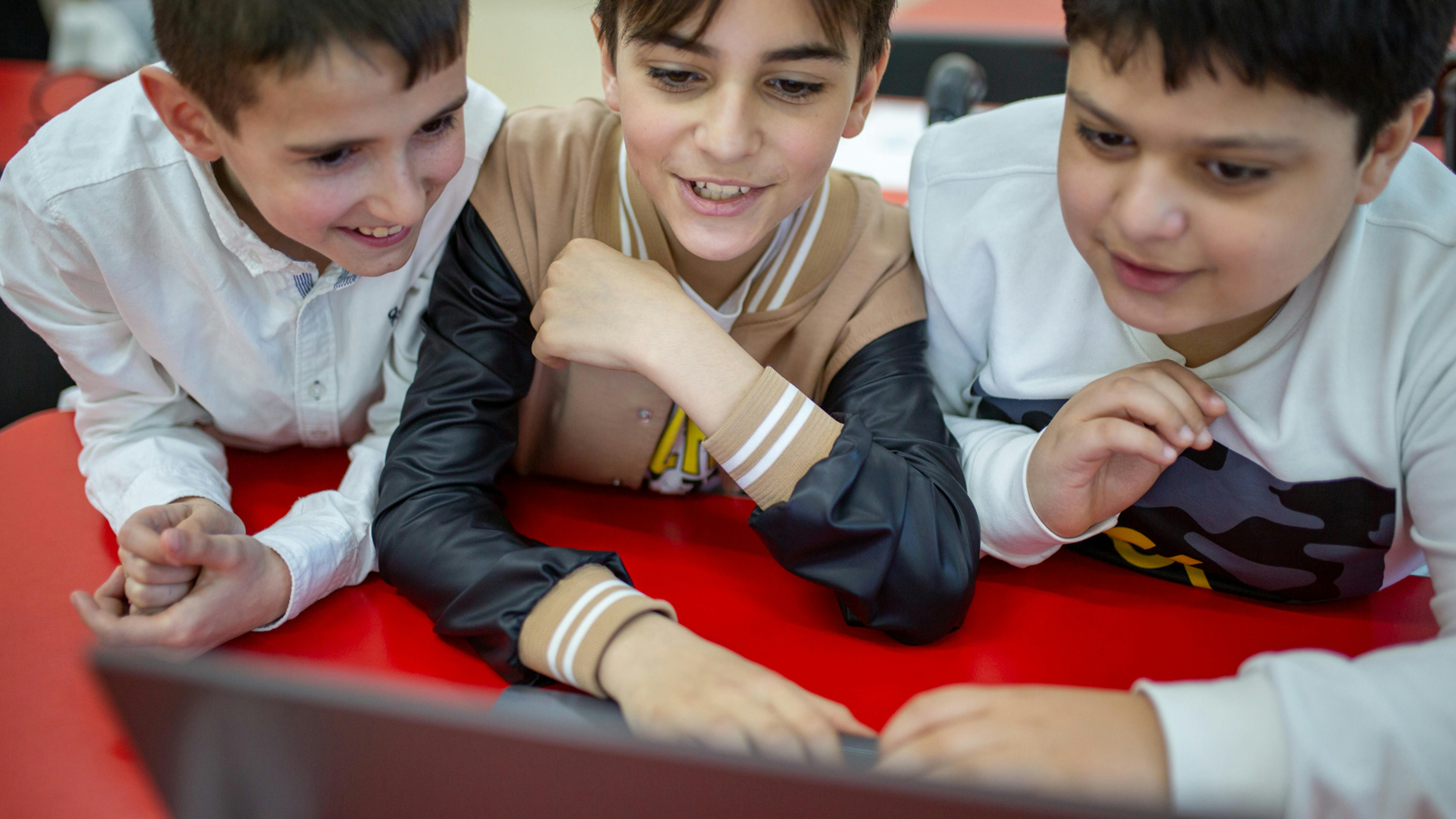 Armenia - Tre ragazzi che partecipano alla lezione di tecnologia dell'informazione presso la scuola di Vanadzor