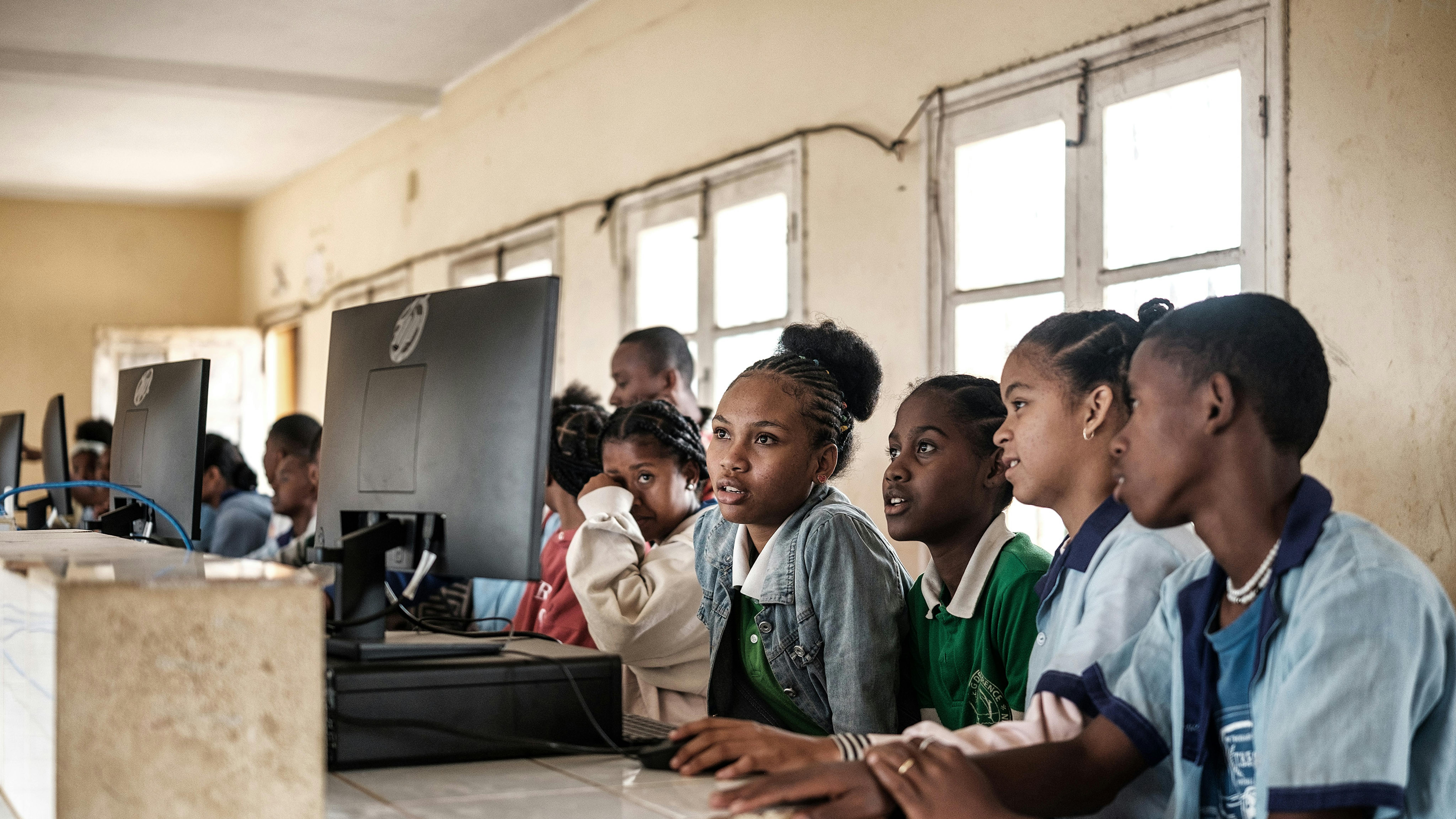 Madagascar - Presso CEG Référence, una scuola secondaria inferiore a Taolagnaro, nella regione di Anosy, Madagascar, gli studenti possono scoprire per la prima volta la loro nuova aula computer.