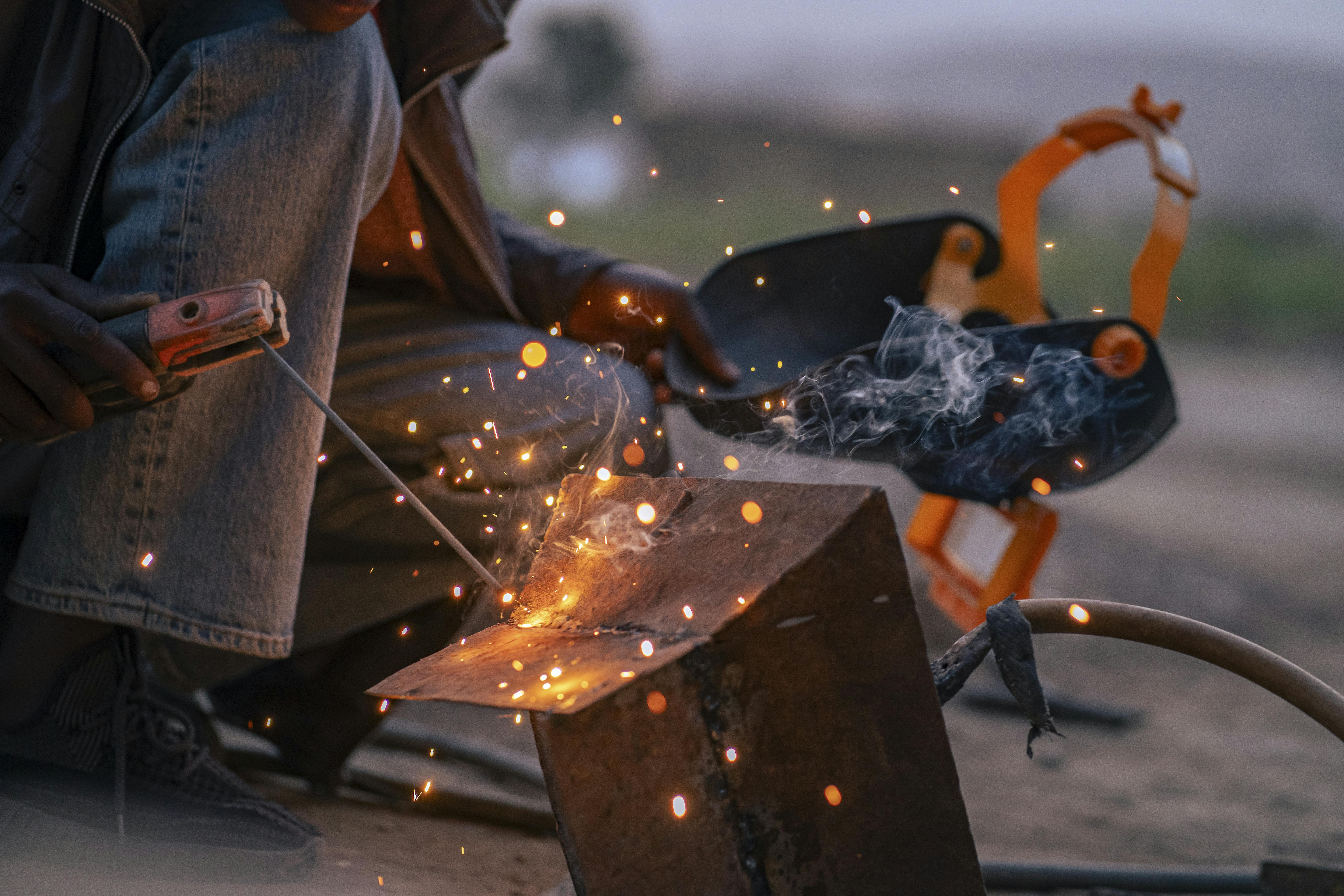 Particolare di Astride mentre salda una finestra in ferro. Grazie a questo mestiere e all'aiuto in denaro fornito alla madre, lei e i suoi fratelli sono usciti dal circolo della povertà