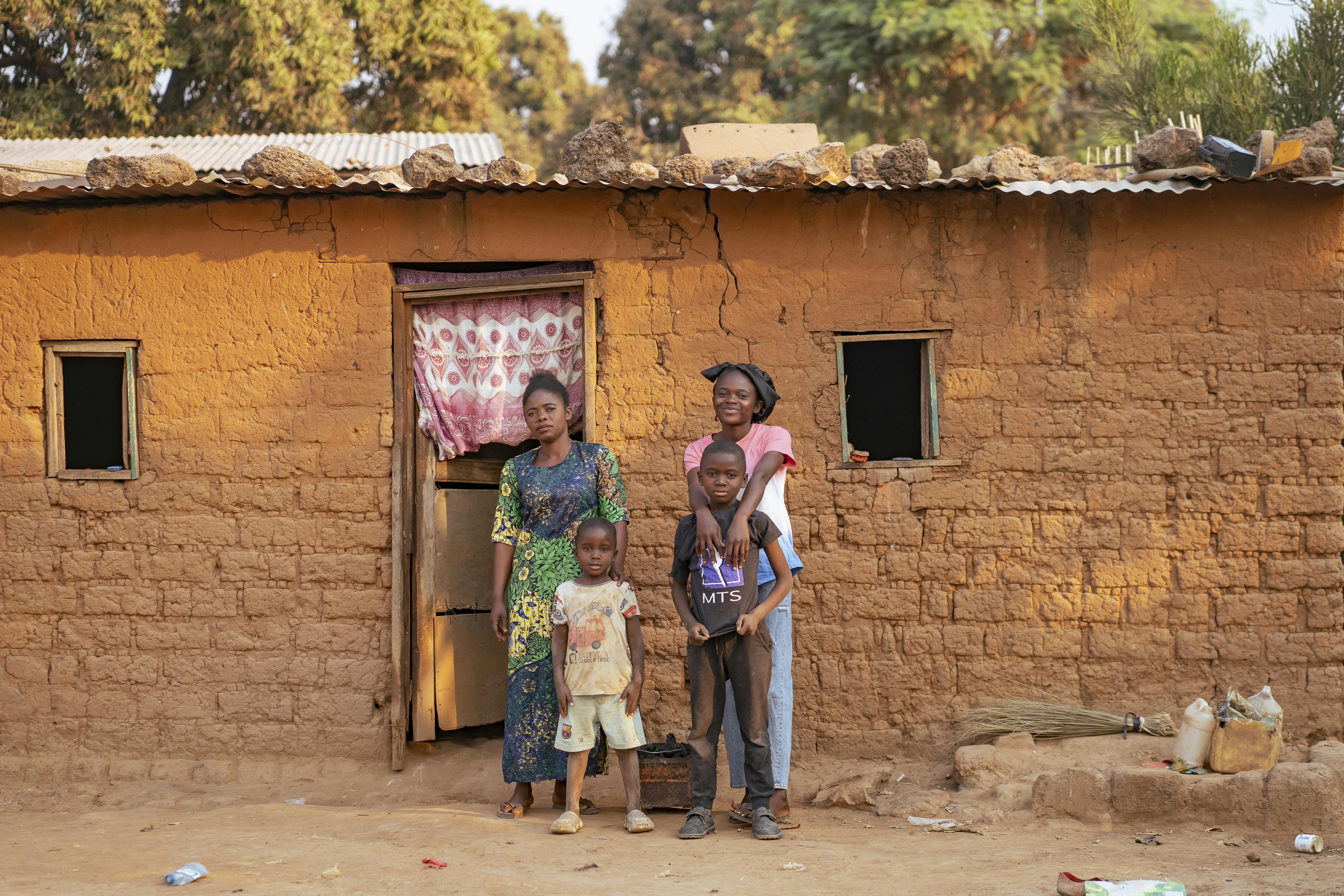 Astride (in piedi, a destra), 16 anni, posa per un ritratto con sua madre e due fratelli davanti alla loro casa a Tshala, nella provincia di Lualaba, Repubblica Democratica del Congo