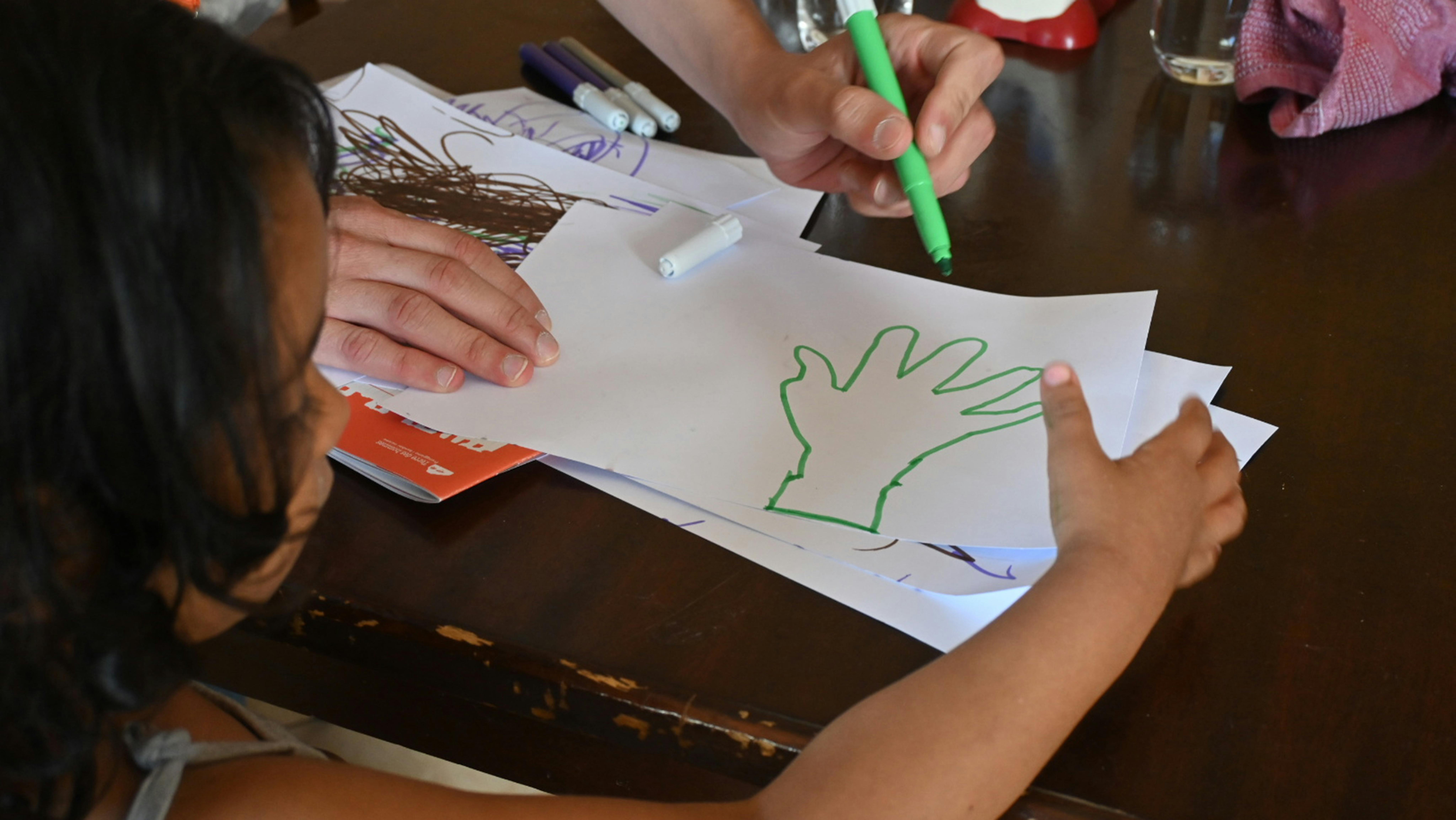 una mamma con la figlia in uno degli incontri nei centri organizzati da UNICEF e Terre des Homme © UNICEF/Saturnino/2025