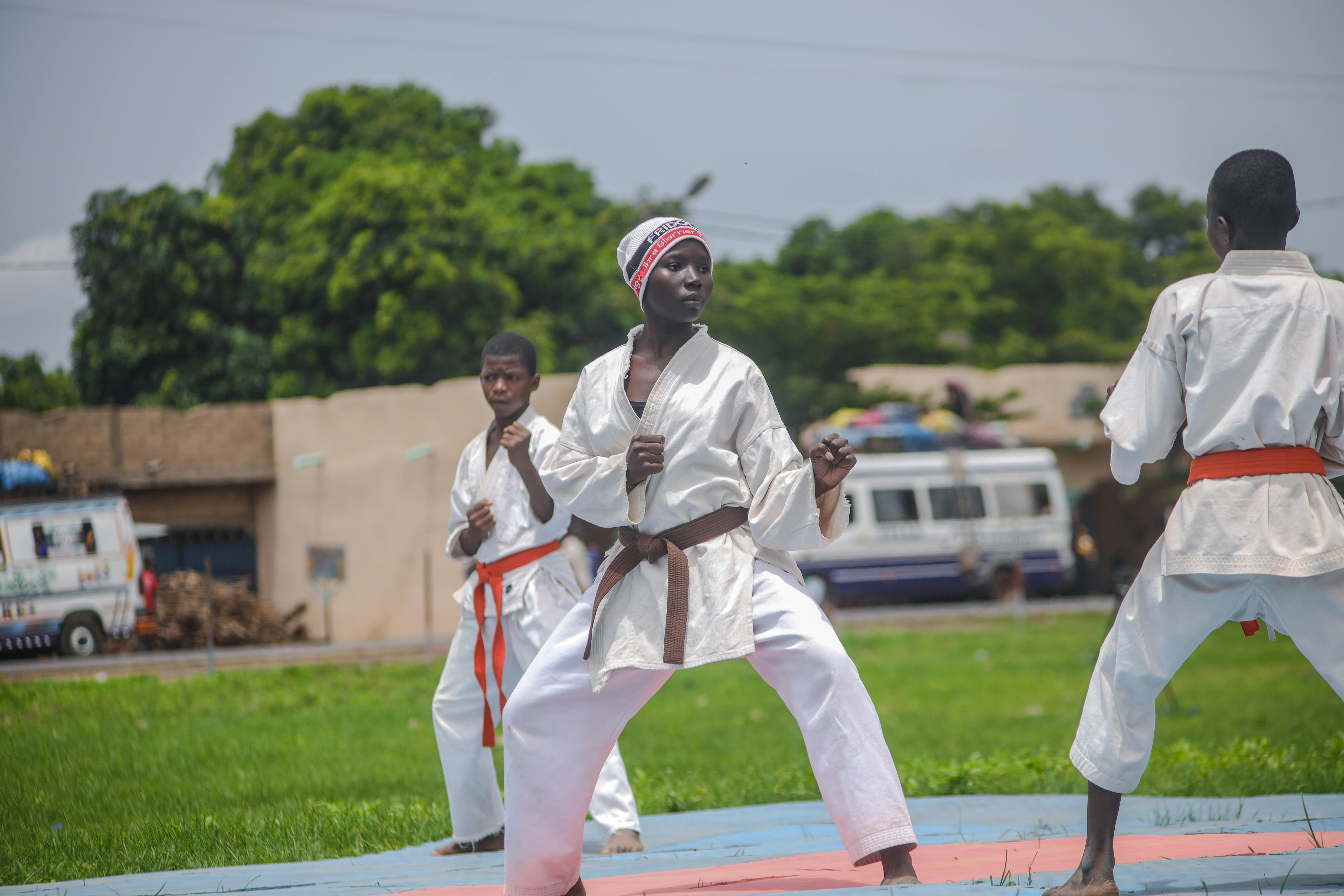 Mali: una dimostrazione di Taekwondo guidata da una giovane ragazza durante le Giornate Sportive al Femminile a Siby, nel circondario di Kati, Mali. L’evento, sostenuto da UNICEF attraverso il programma per adolescenti, ha coinvolto circa 200 ragazze e ragazzi per promuovere resilienza, benessere e inclusione nello sport.