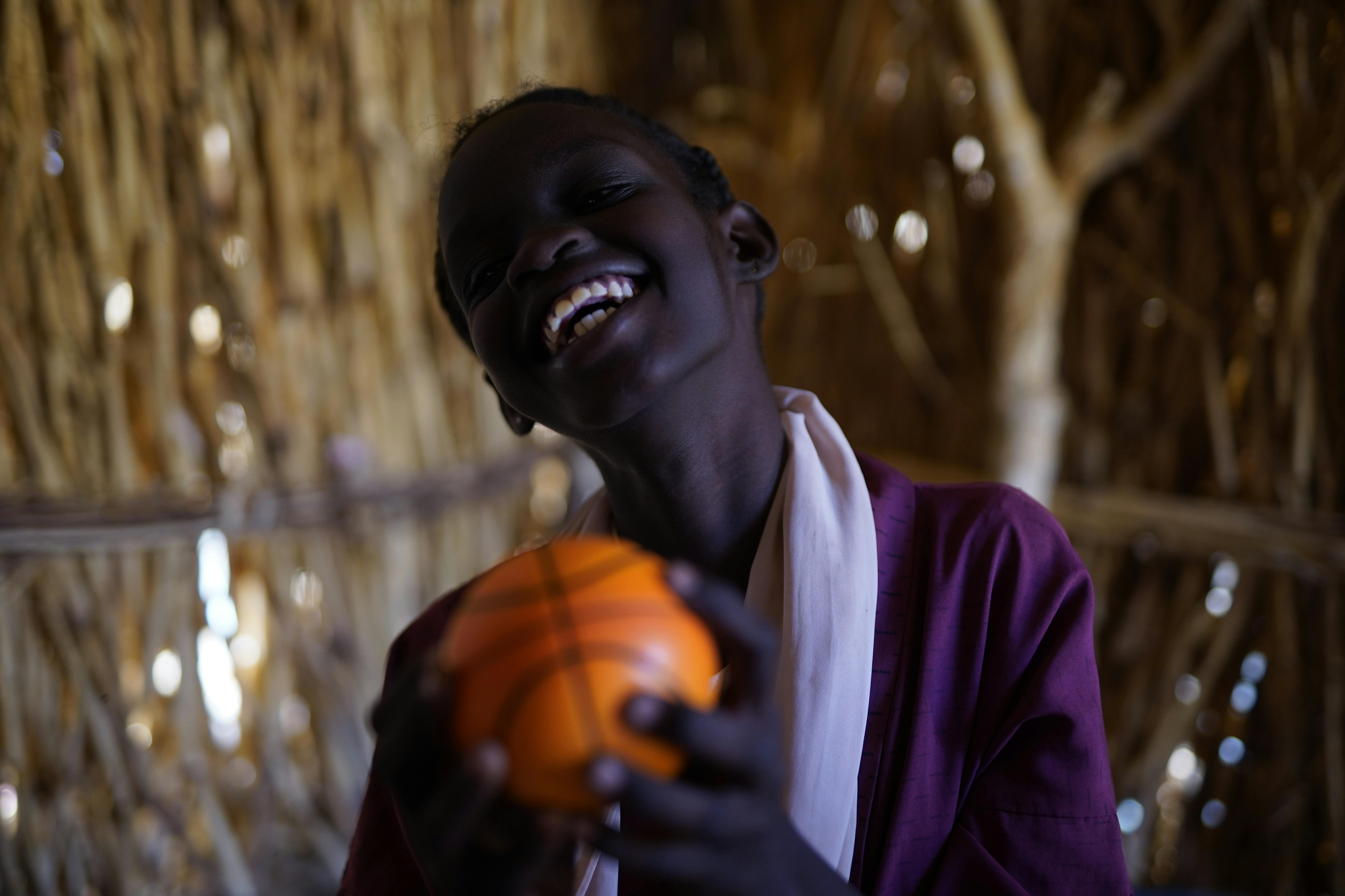 Awatif, 11 anni, gioca con i suoi coetanei nello Spazio a Misura di Bambino Alsadaqa, sostenuto da UNICEF, a Tawila, nel Nord Darfur.