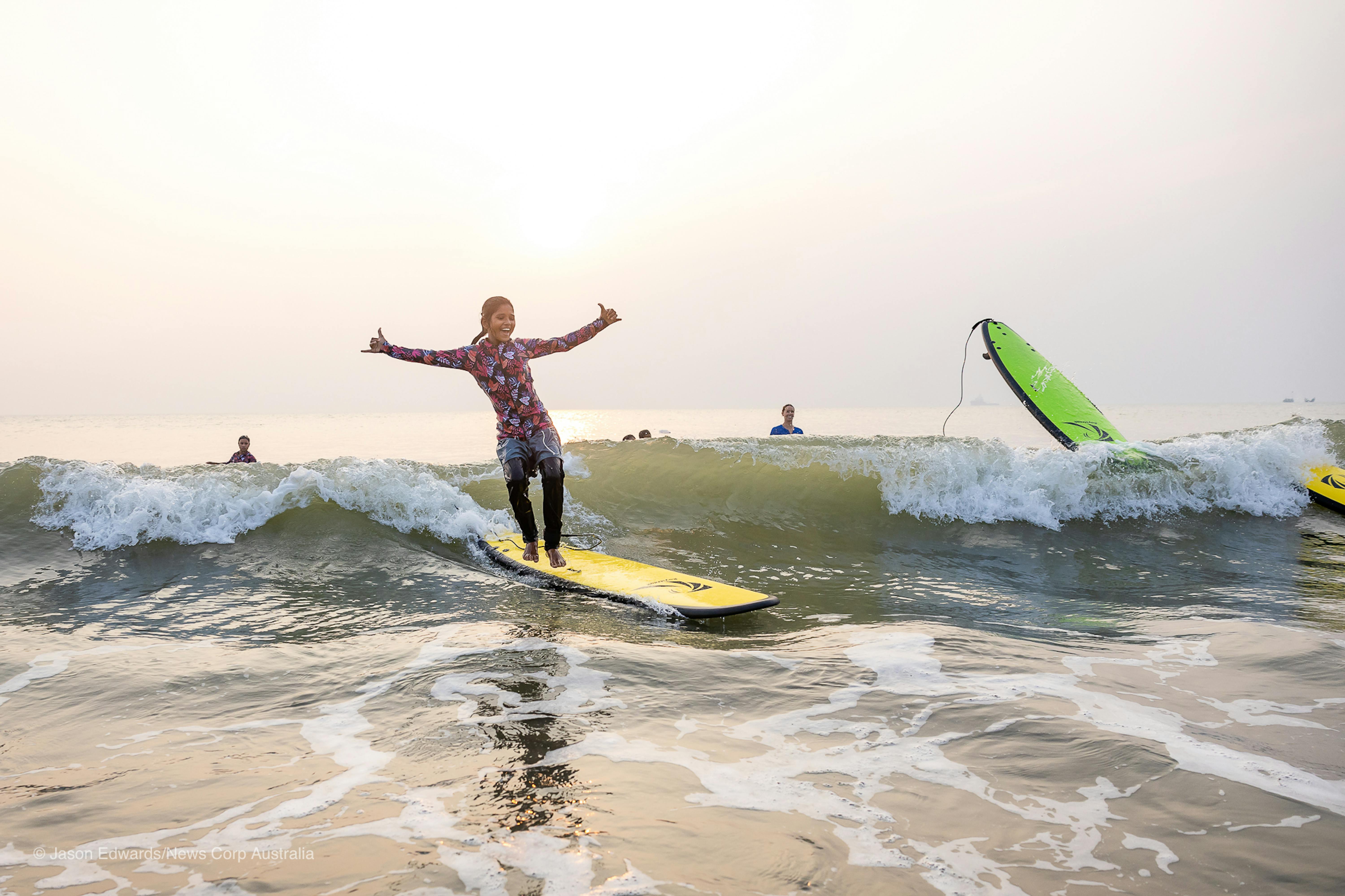 Emma McKeon, campionessa olimpica e ambasciatrice UNICEF Australia, si unisce a un gruppo di nuotatrici e surfiste a Laboni Beach, Cox’s Bazar, Bangladesh. Il programma sostenuto da UNICEF offre alle bambine competenze fondamentali di sicurezza in acqua e le aiuta a sentirsi più forti e protette, in un contesto dove molte affrontano violenza e sfruttamento.