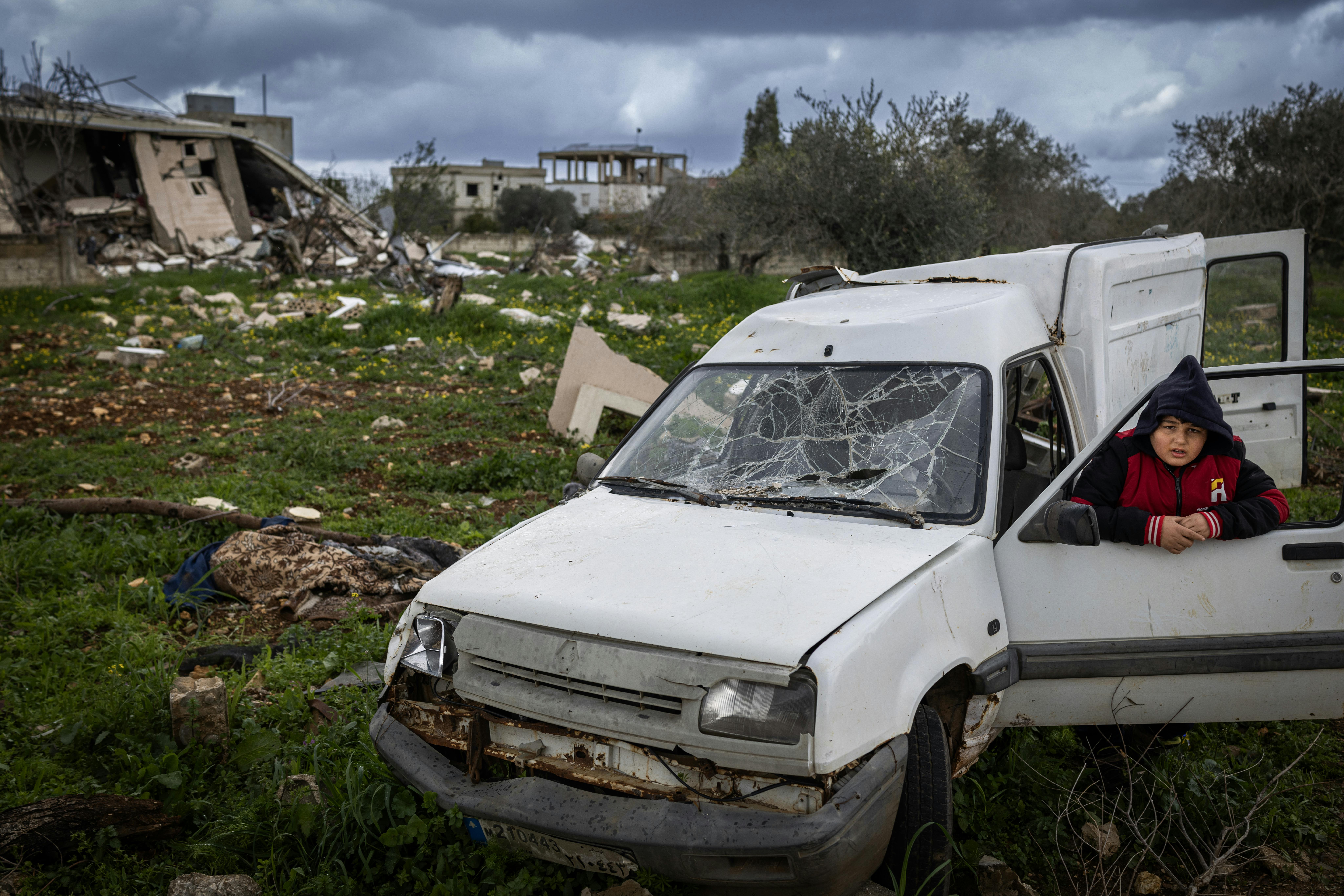 Libano: Jawad, 10 anni, posa per un ritratto davanti a una casa distrutta appartenente a un parente. La sua famiglia ha perso la casa durante la guerra e dipende dall'agricoltura per sopravvivere. Jawad frequenta lezioni online e ha una passione per la matematica