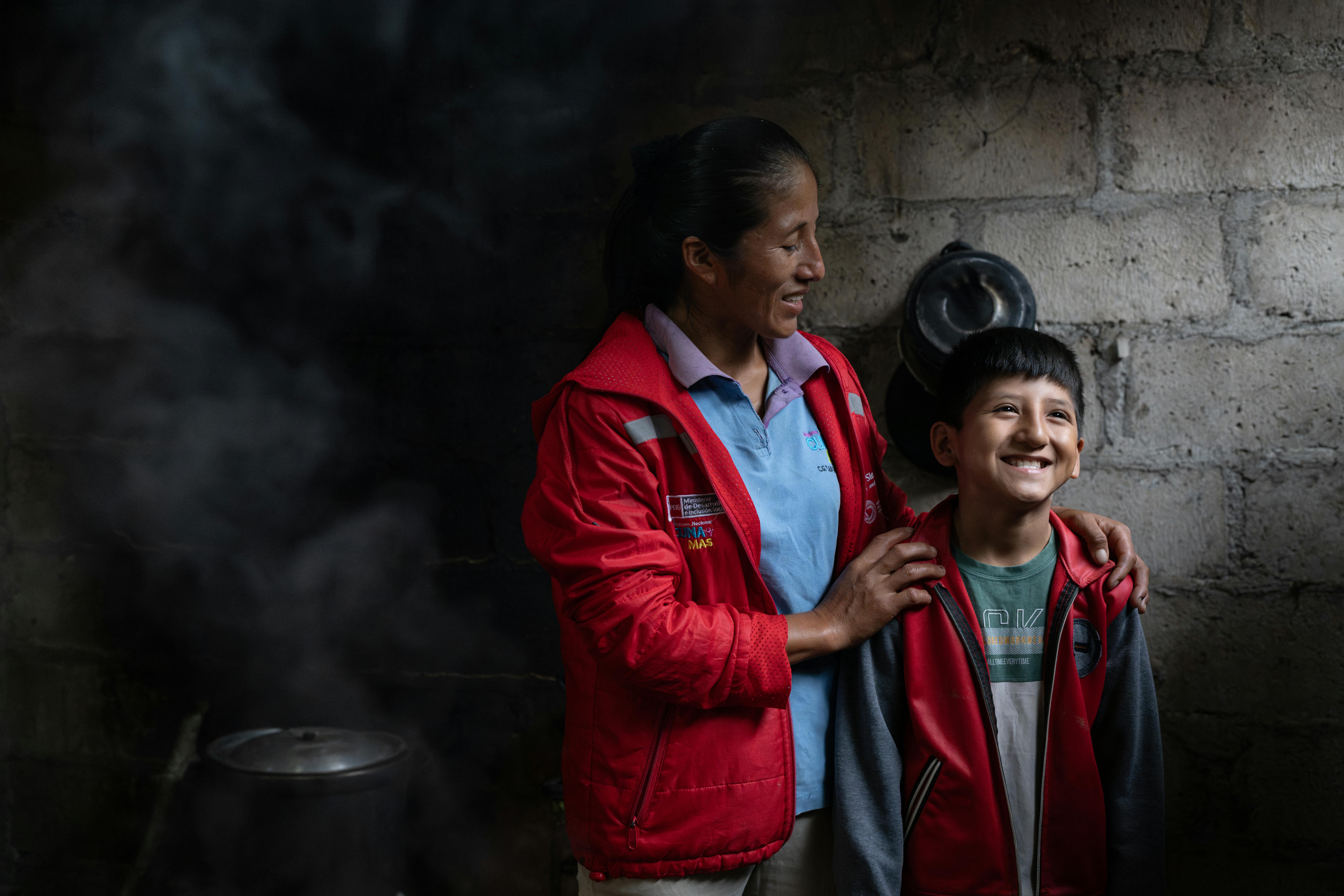 Perù: Hansel Mauricio Zárate e sua madre Nayci Zárate Rojas, posano per un ritratto davanti casa loro ad Ayacucho