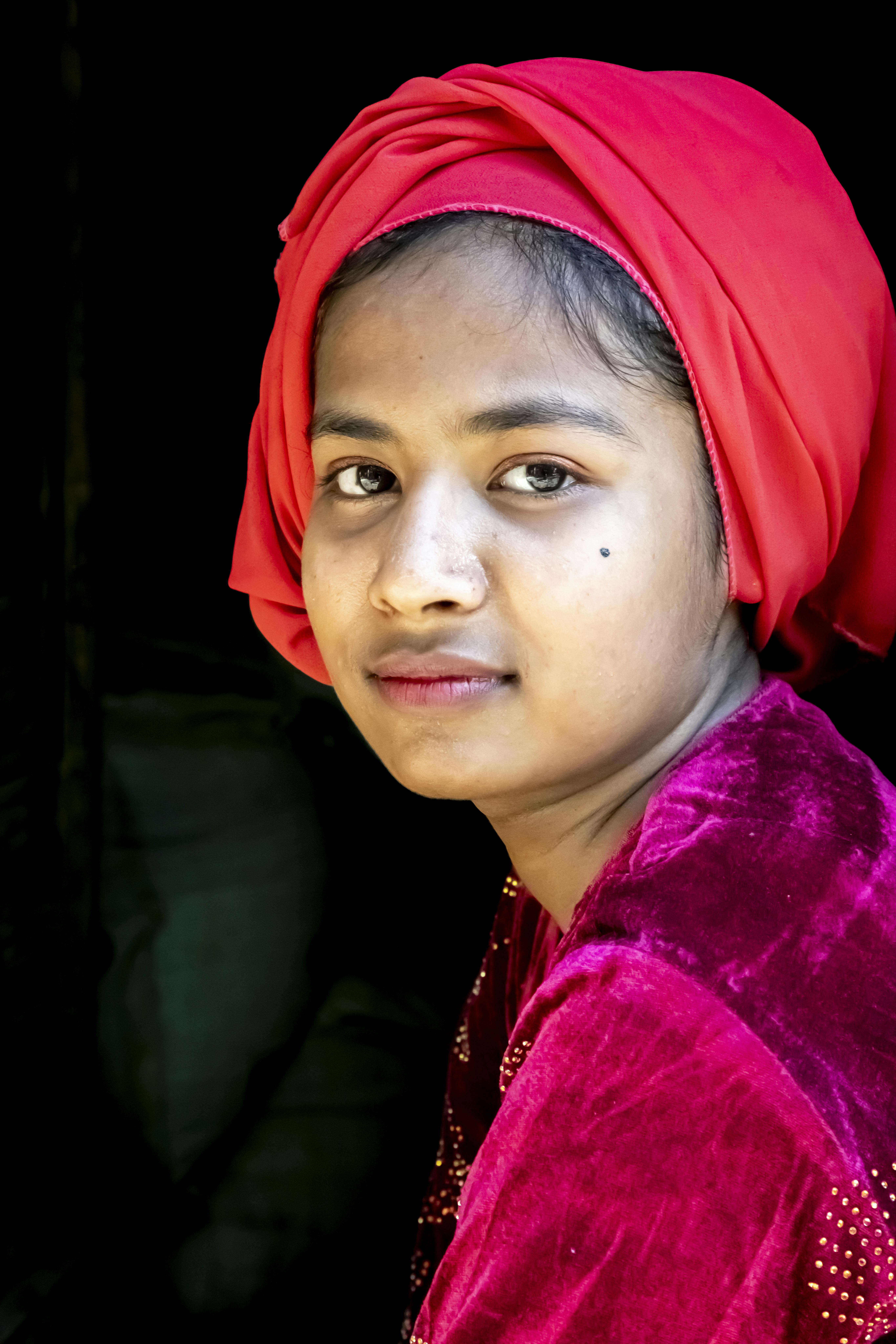 Bangladesh: La quattordicenne Kulsum* posa per un ritratto nel rifugio temporaneo in cui alloggia con i nonni materni, la zia e i cugini, nel Campo per rifugiati Rohingya a Cox's Bazar