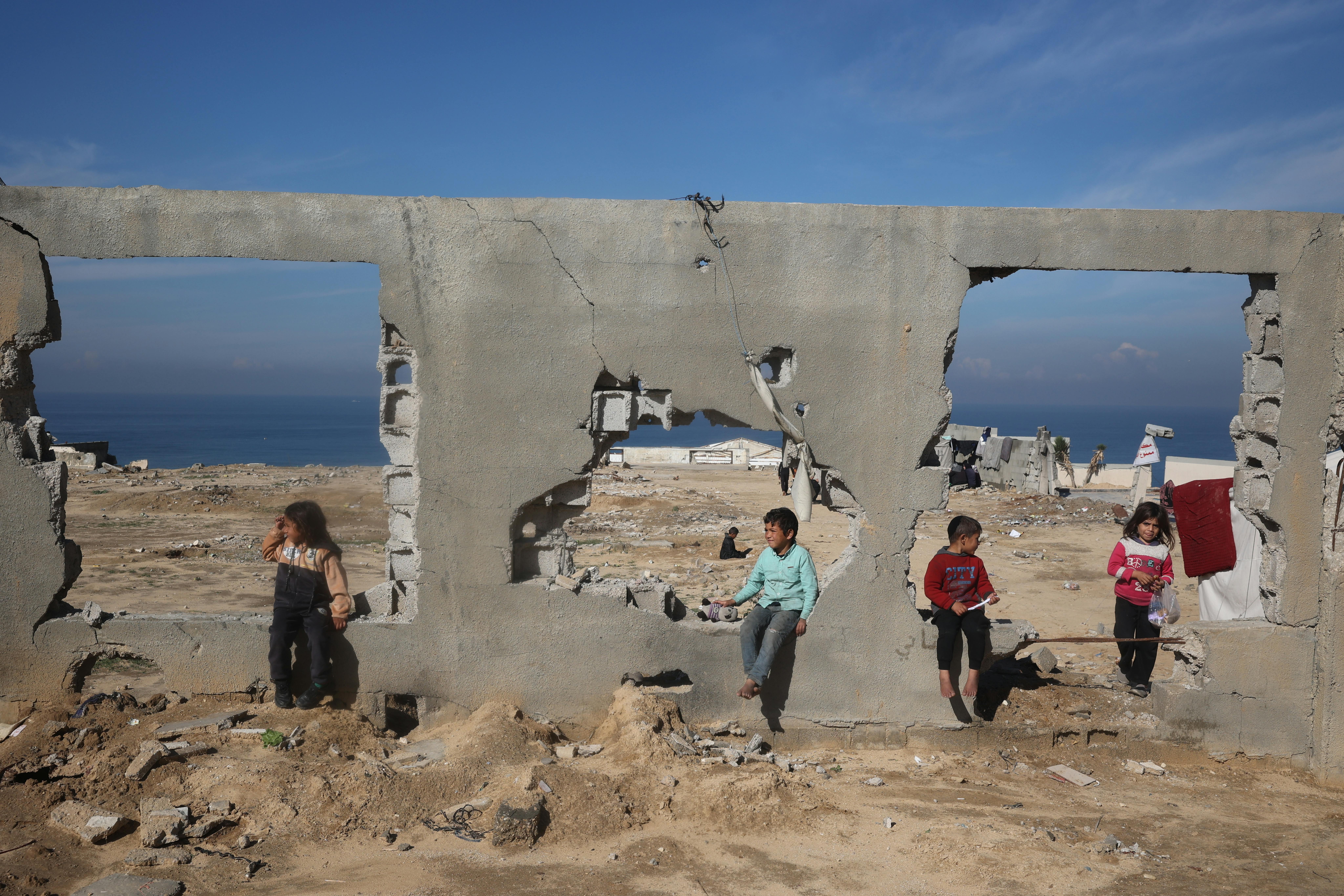 Striscia di Gaza: i bambini e le loro famiglie attendono ad Al Nuseirat il via libera per iniziare il loro viaggio di ritorno a Gaza City e nelle aree settentrionali, dopo 15 mesi di sfollamento.