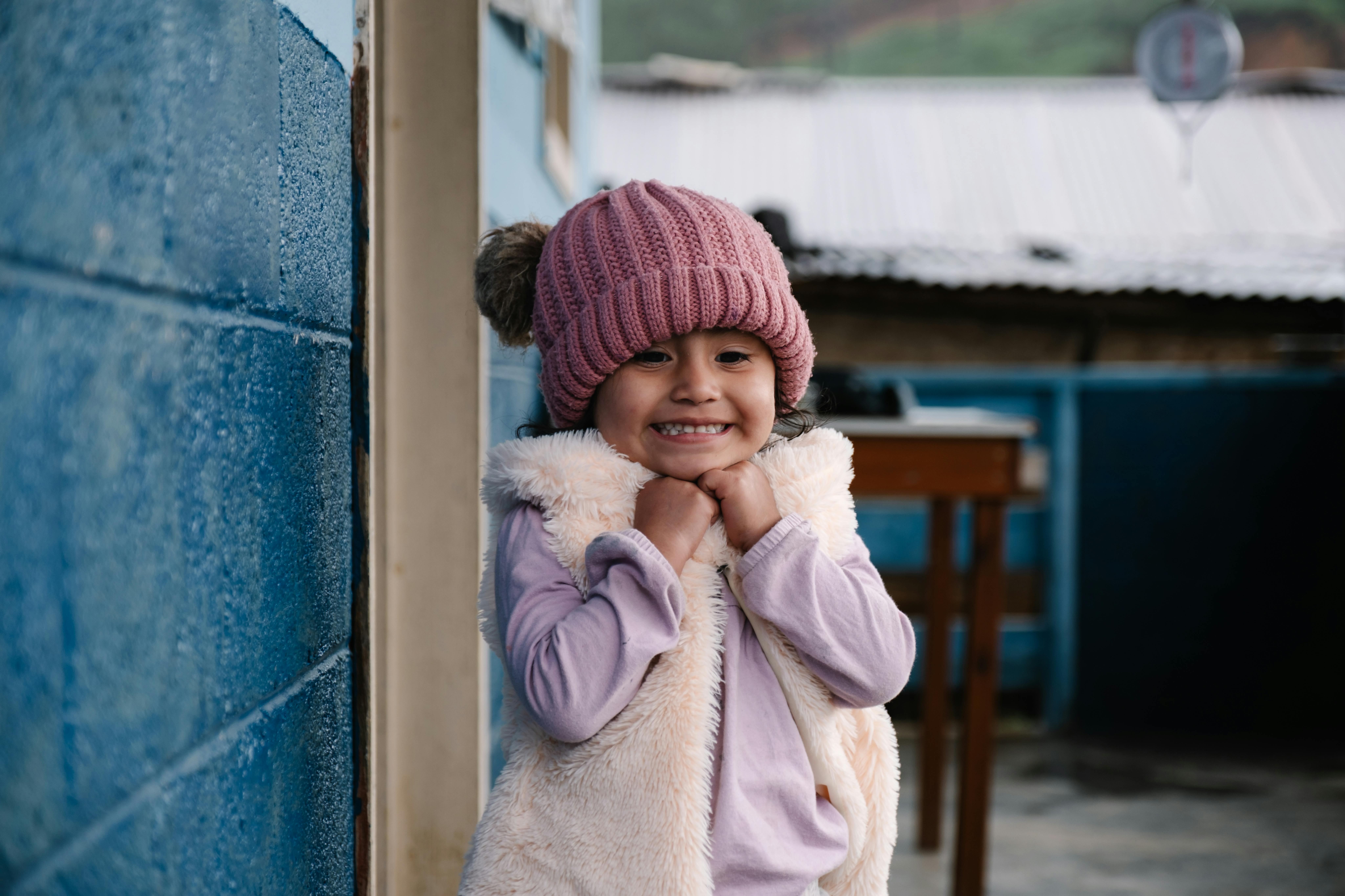 Guatemala, Amani di 3 anni sorride fuori dal centro sanitario locale.  In Guatemala, nonostante gli sforzi continui del Ministero della Salute, l'accesso ai servizi sanitari essenziali resta una sfida significativa.