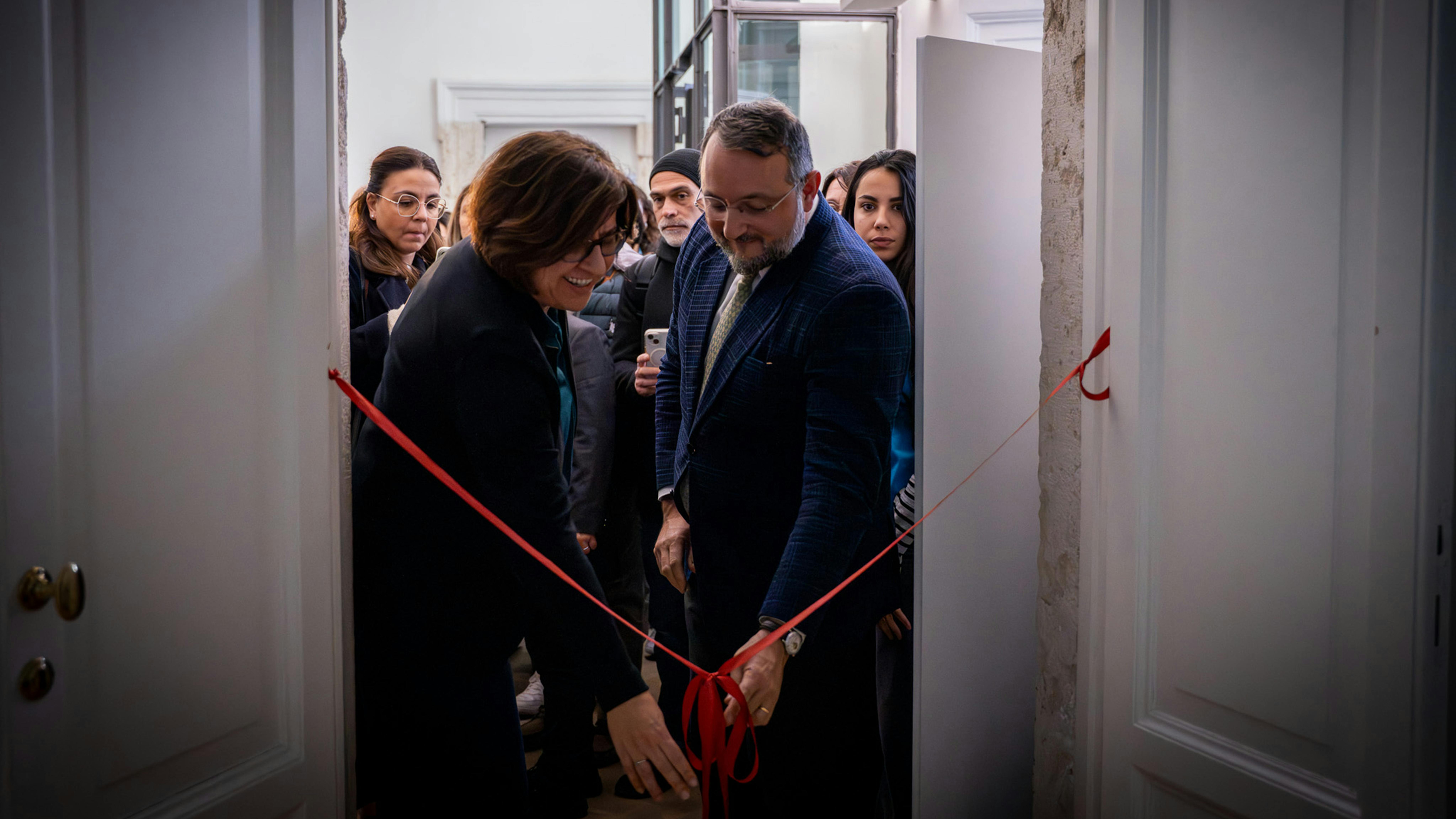 Il taglio del nastro , da sinistra Barbara Funari, assessora alle Politiche sociali del Comune di Roma eNicola Dell’Arciprete, Coordinatore UNICEF della risposta a favore di minorenni migranti e rifugiati in Italia ©UNICEF/Anicito/2026